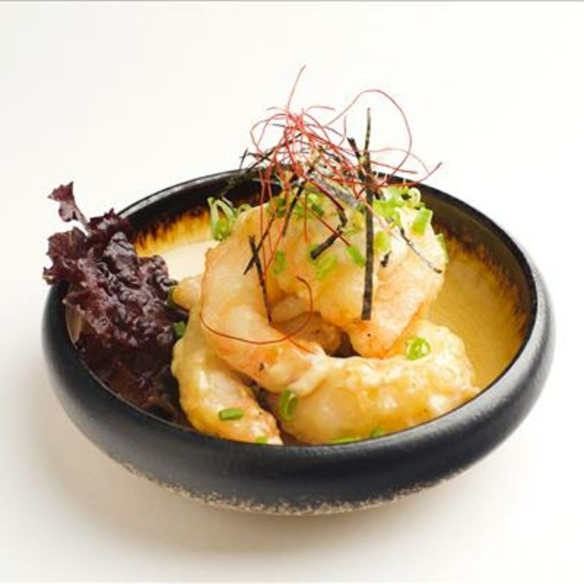 Большие тигровые креветки со сладким соусом из черного перца.