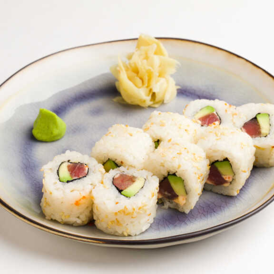 Ролл тунец и авокадо