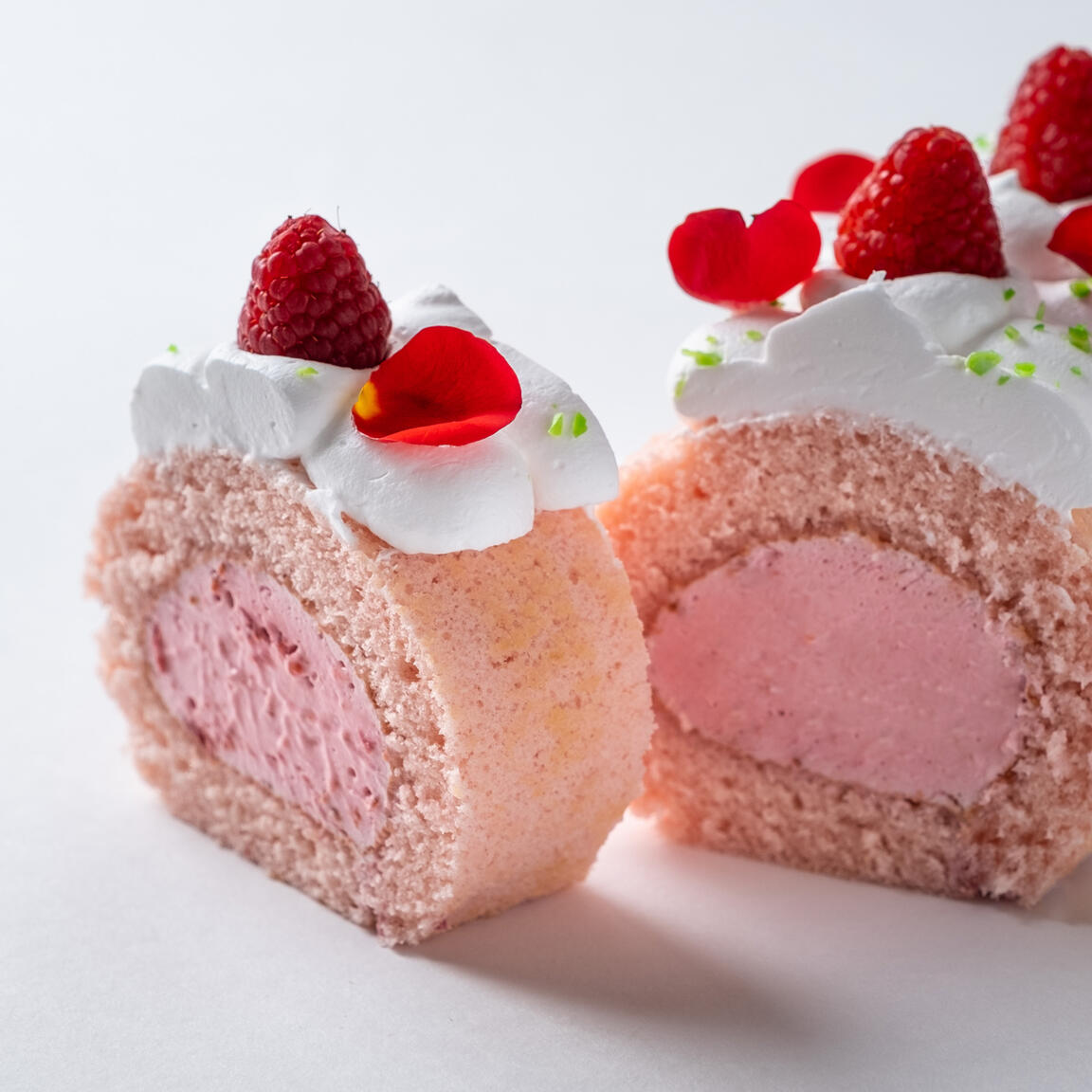 Малиновый ролл-кейк с розой