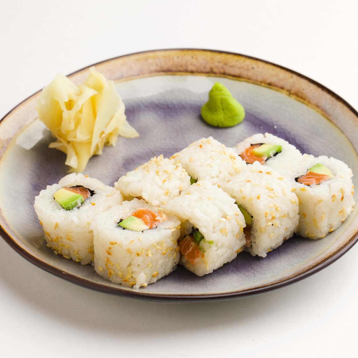 Ролл лосось и авокадо
