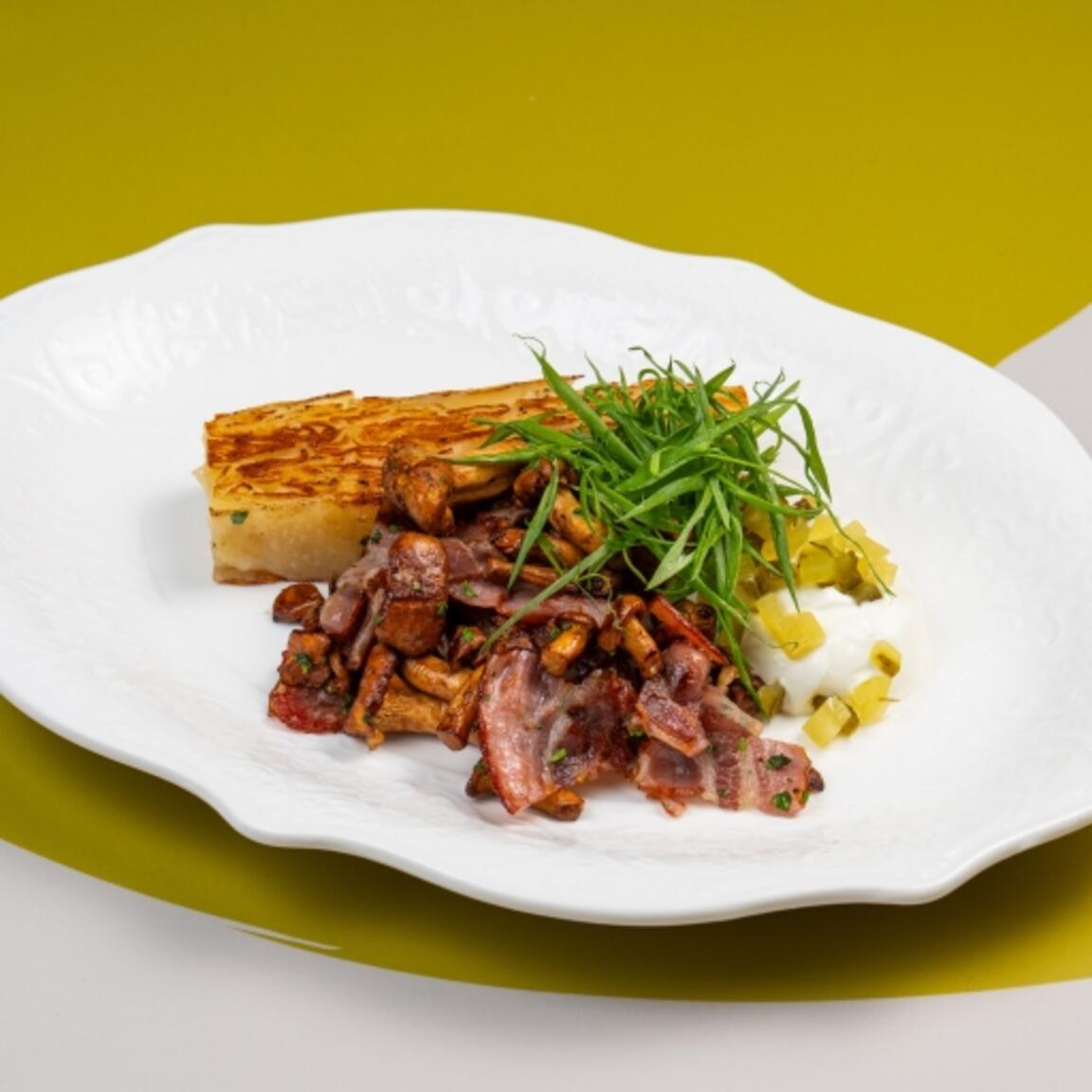 Жареные лисички с беконом и картофельным гратеном