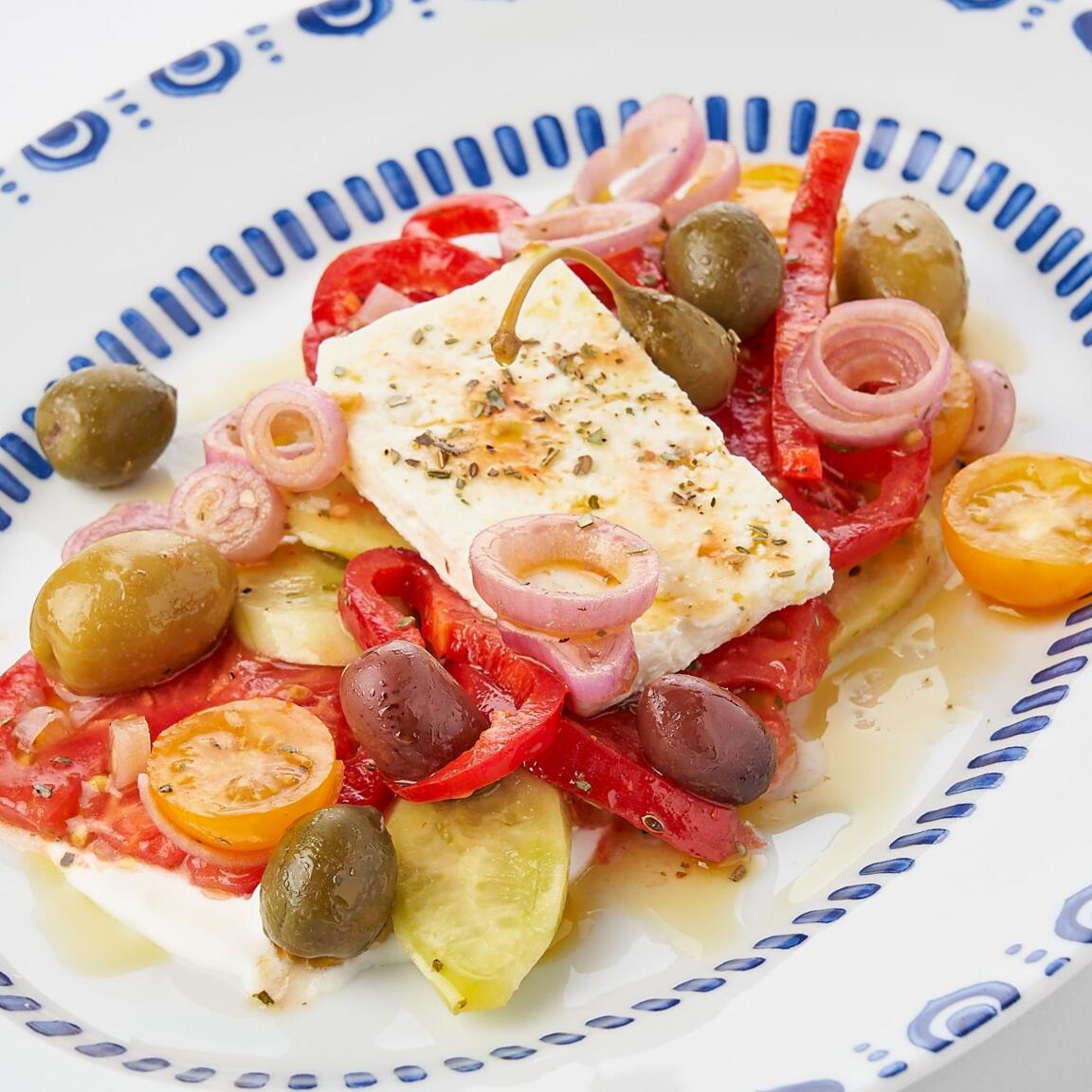 Греческий салат с оливками, каперсами, фетой и перцем Рамиро