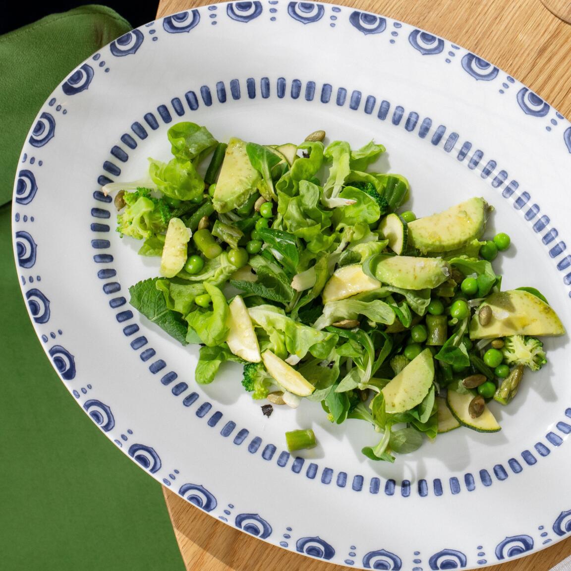 Зелёный салат- спаржа, авакадо, кабачок, маше, брокколи, фасоль