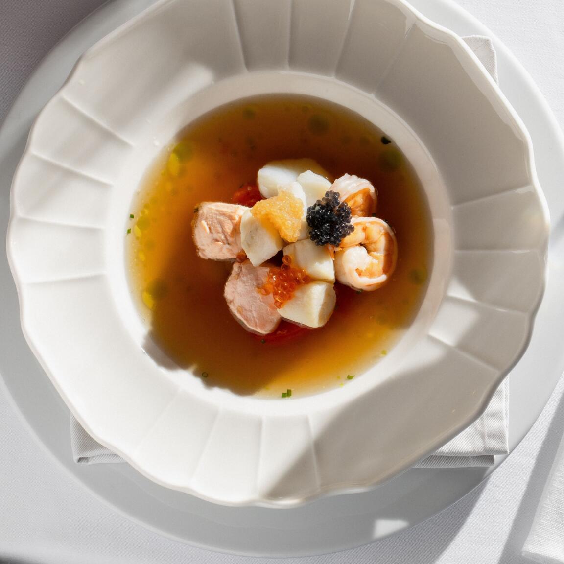 Суп с морепродуктами с тремя видами икры