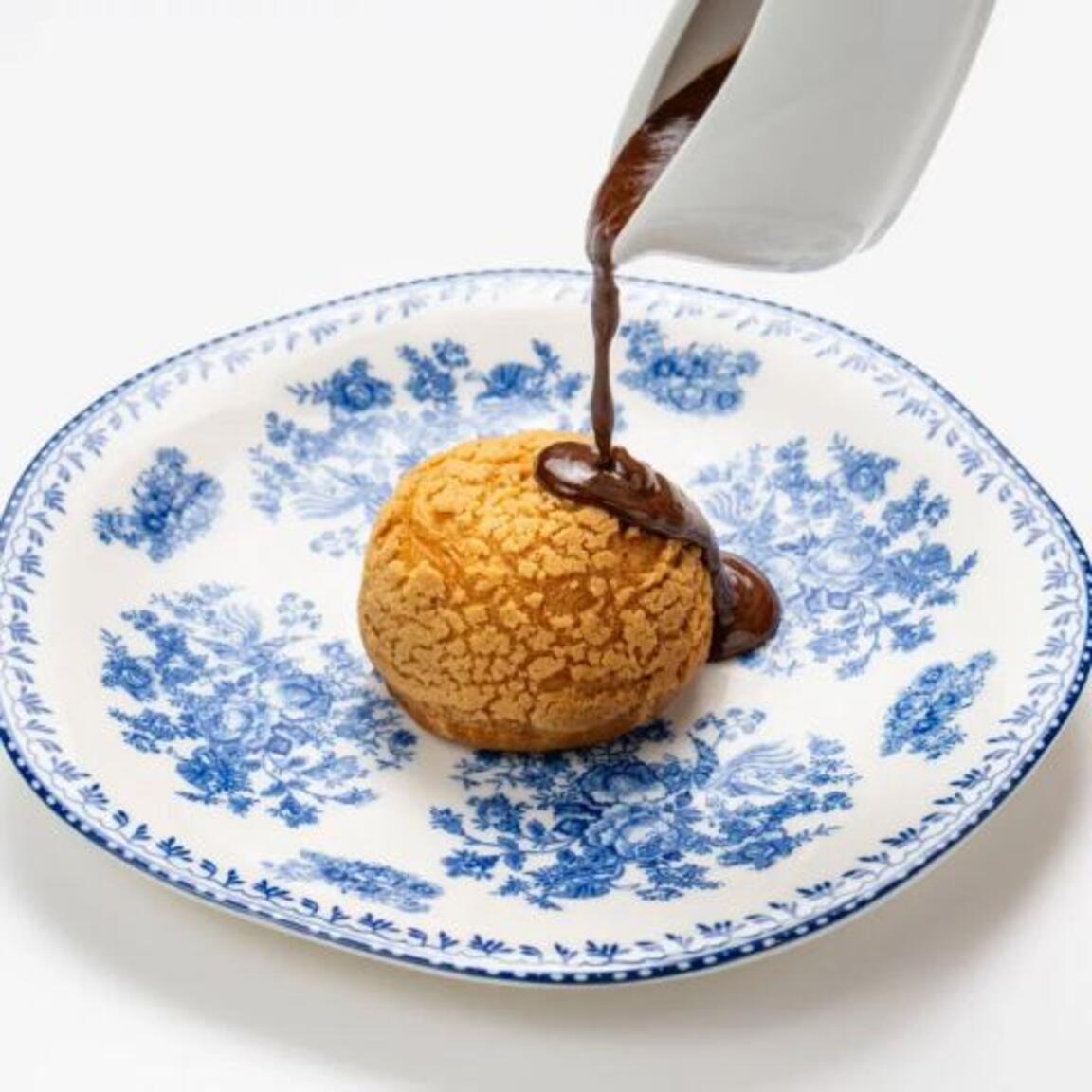 Шу с заварным кремом и шоколадом.