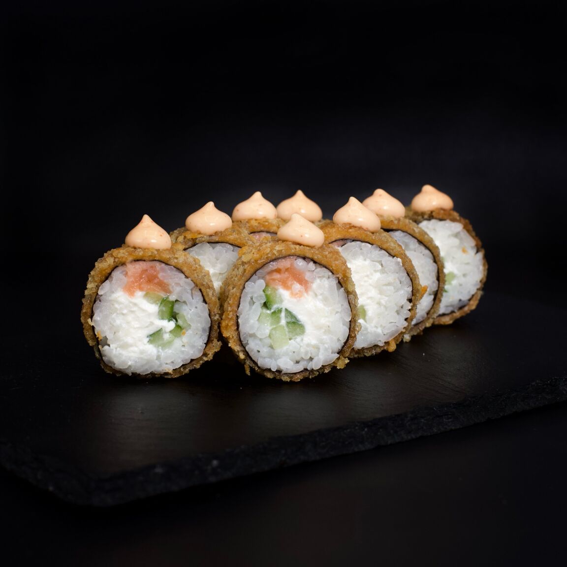Горячий ролл с лососем