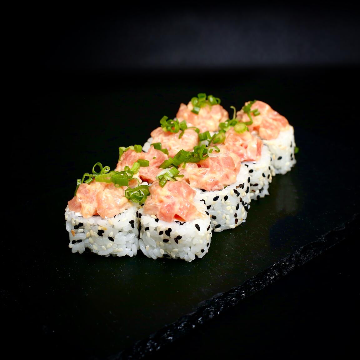 Ролл с тунцом и соусом Спайси