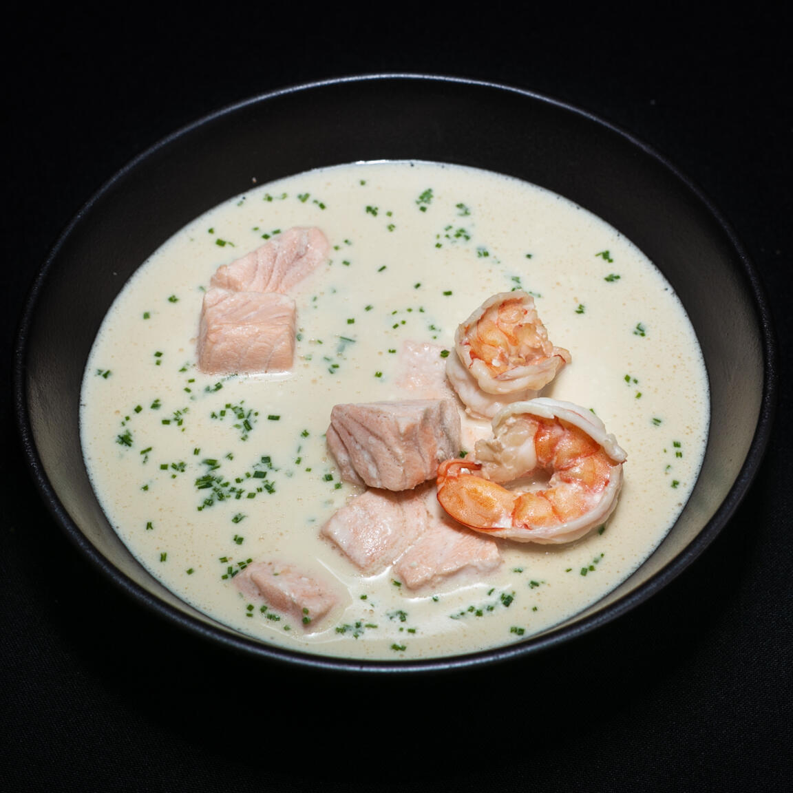Сырно-сливочный суп с лососем и креветками лайт