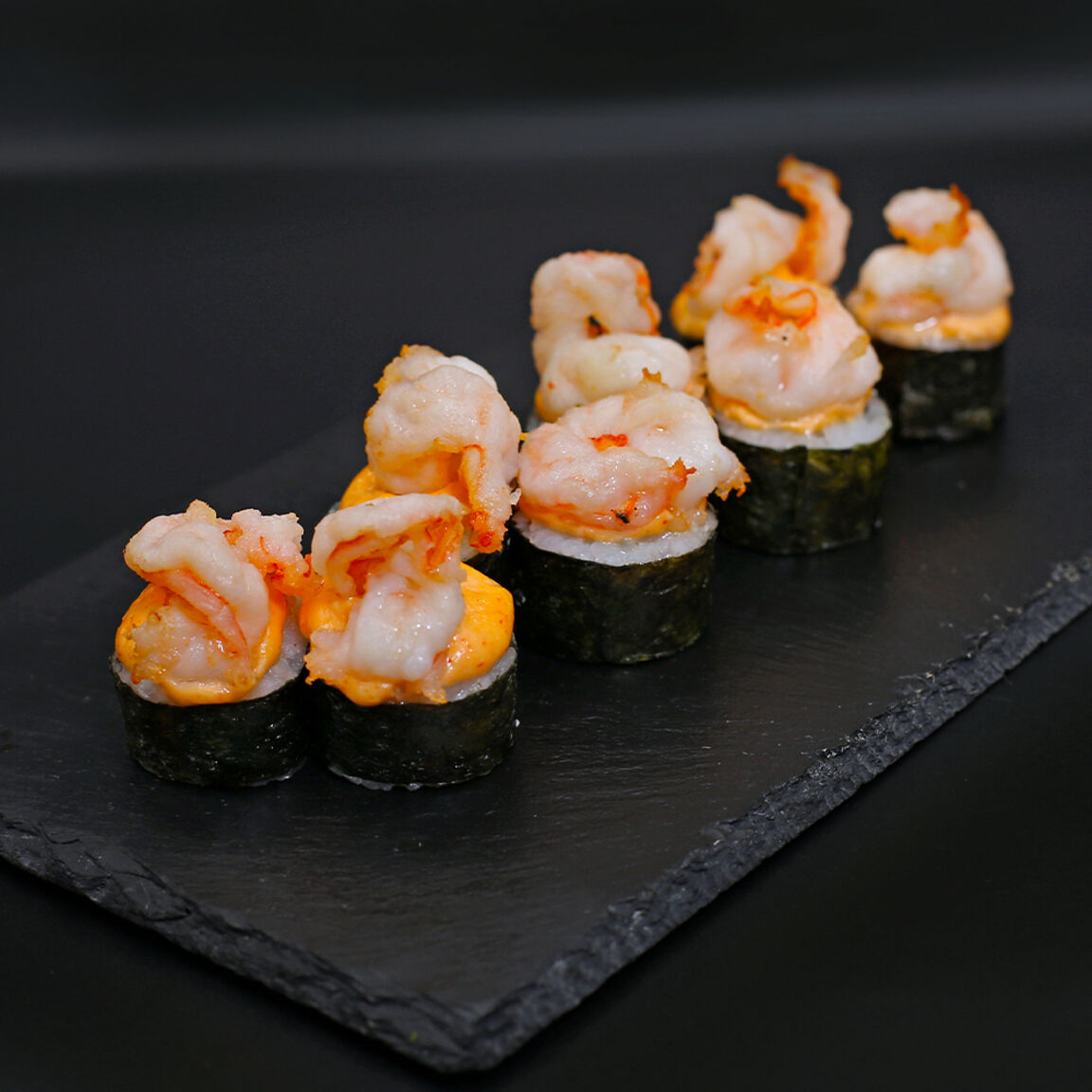 Запеченный ролл с соусом спайси и креветкой