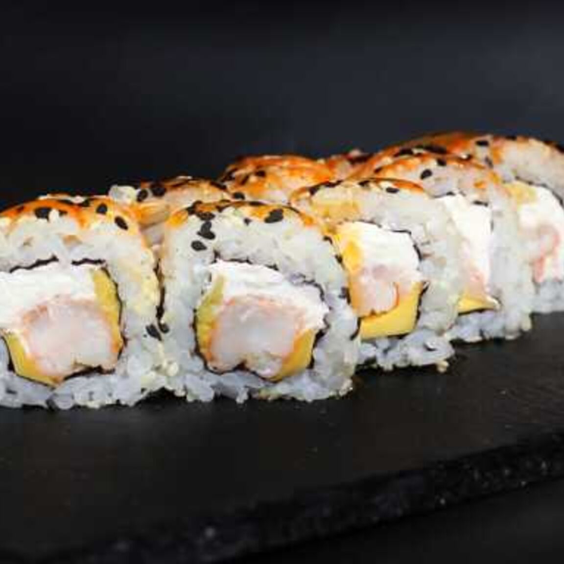 Ролл из авокадо и тигровой креветки