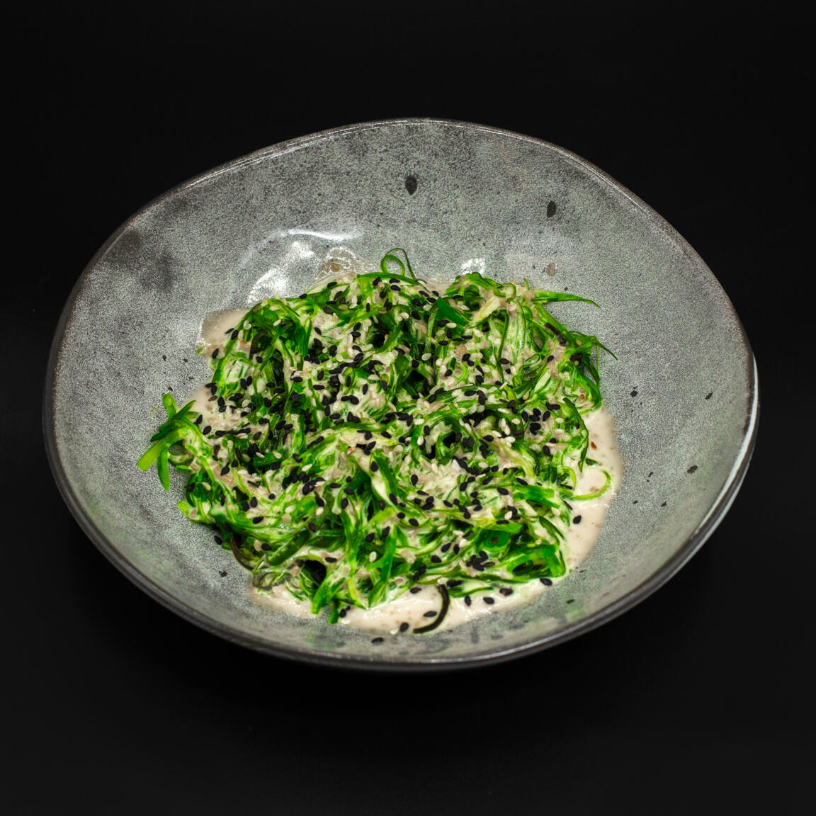 Салат хияши вакаме с ореховым соусом