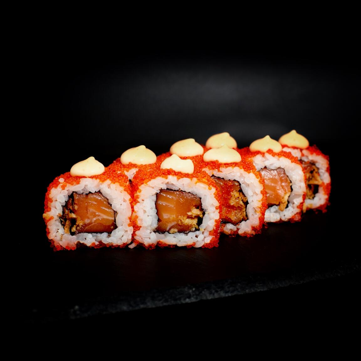 Ролл с лососем и луком фри