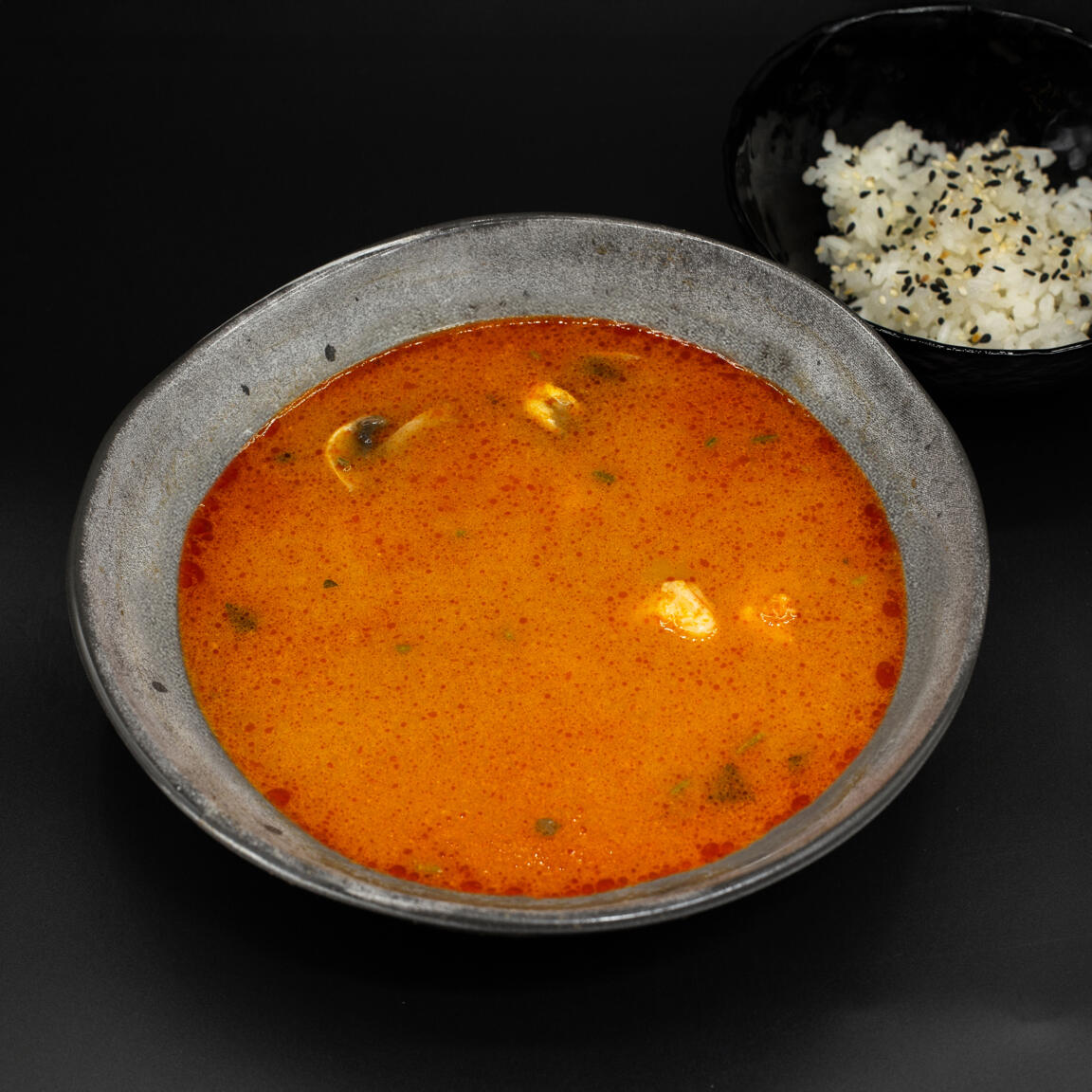 Том ям с креветкой и курицей.