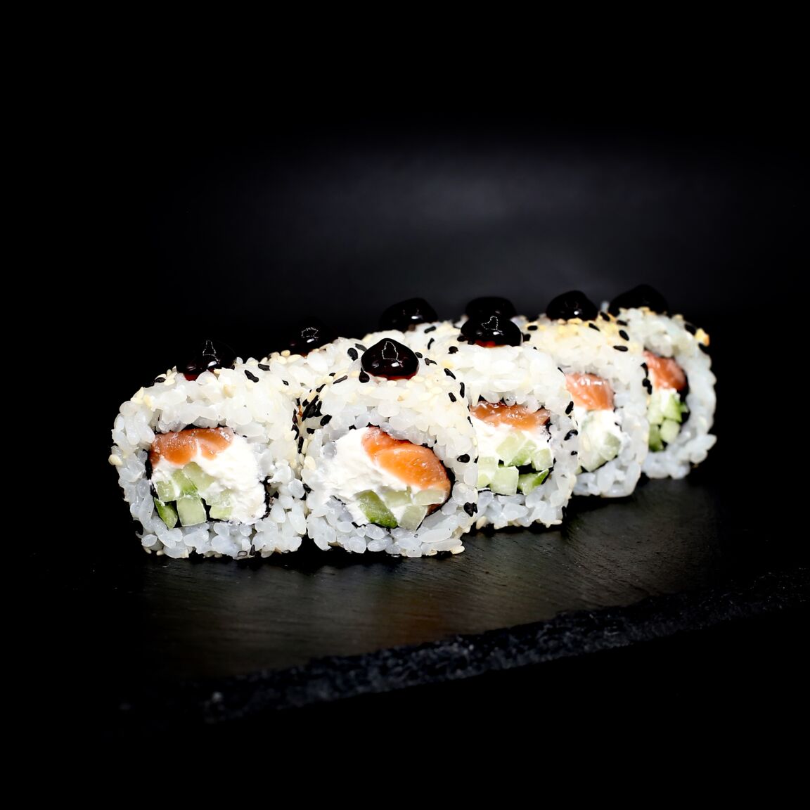 Ролл с лососем и устричным соусом