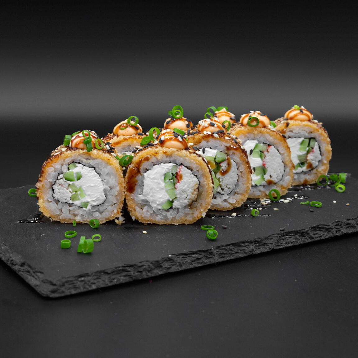 Горячий ролл из снежного краба с соусами "спайси","терияки"