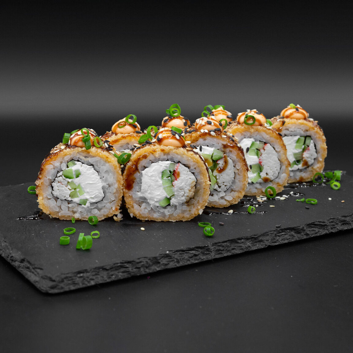 Горячий ролл из снежного краба с соусами "спайси","терияки"