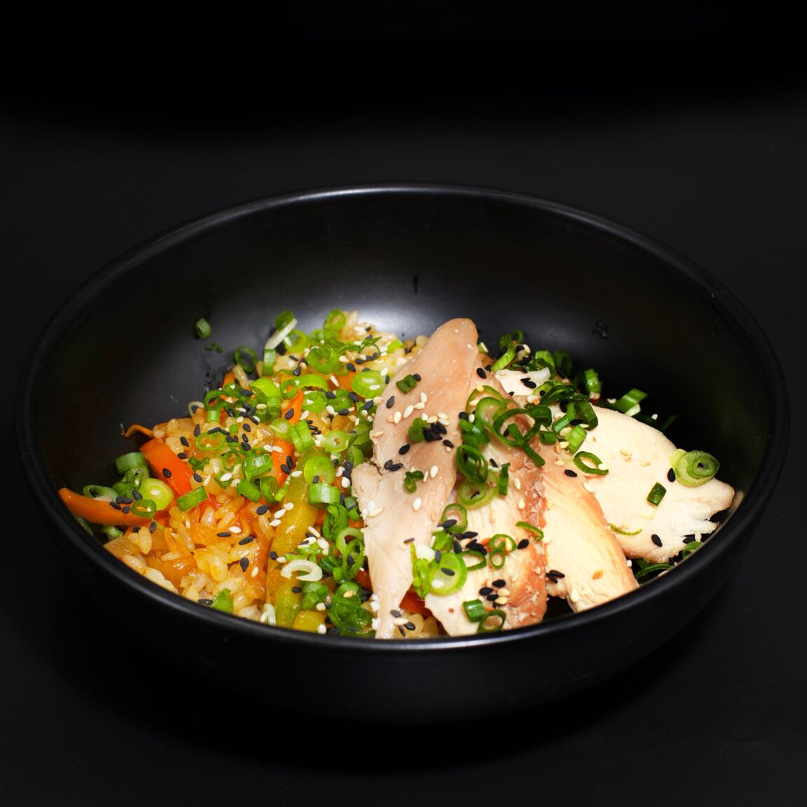 Жареный рис с курицей в соусе терияки