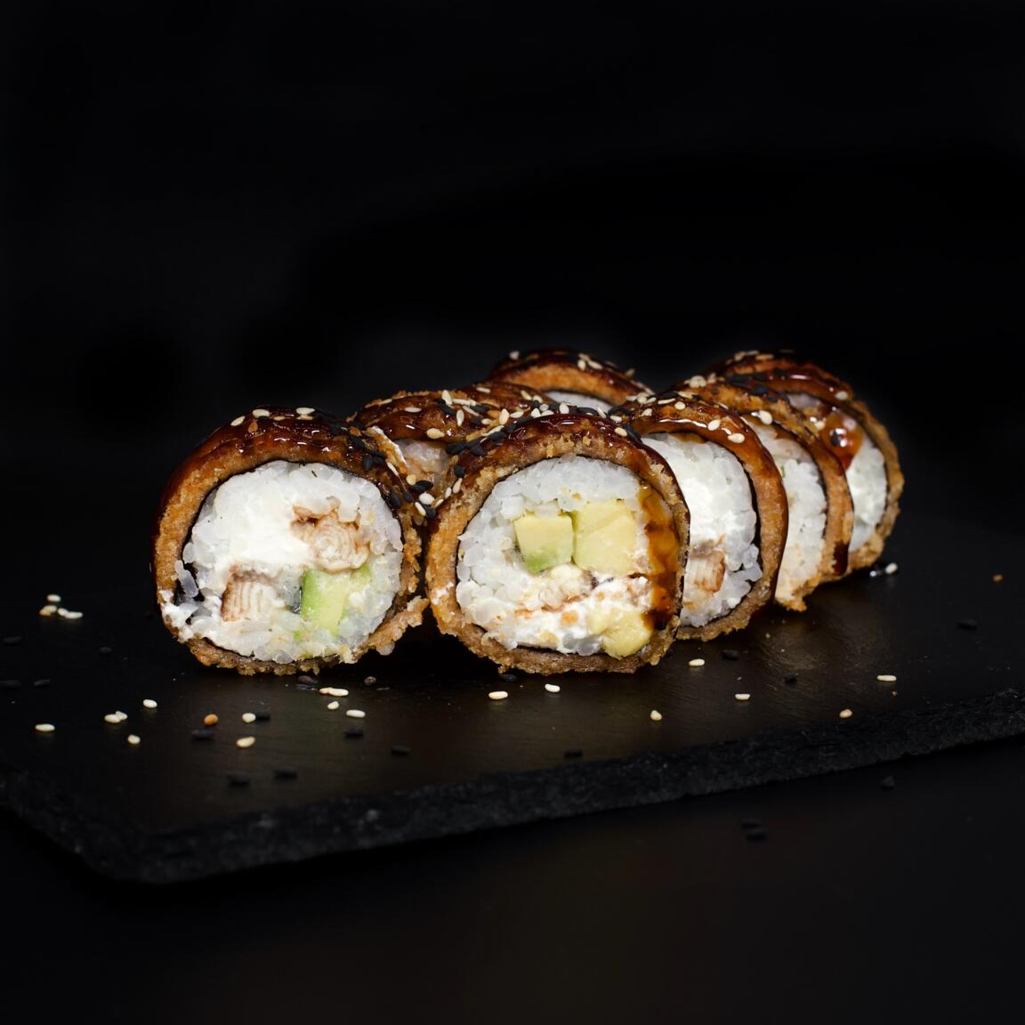 Горячий ролл с угрем