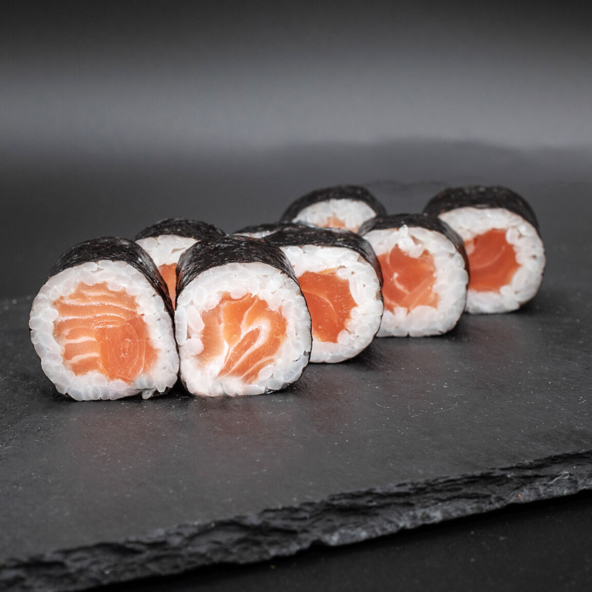 Ролл с лососем