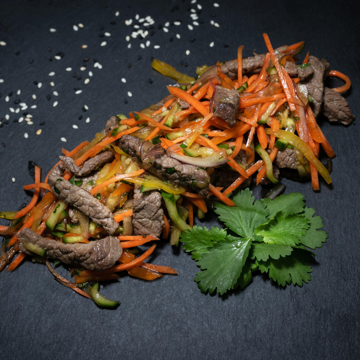 Салат с овощами и говяжьей вырезкой