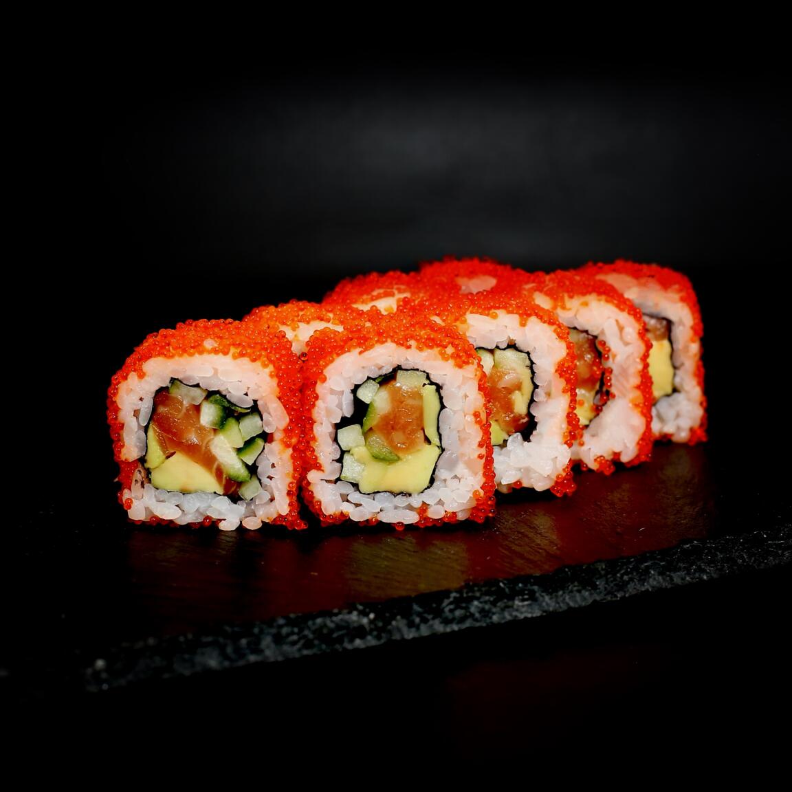 Калифорния с лососем и авокадо