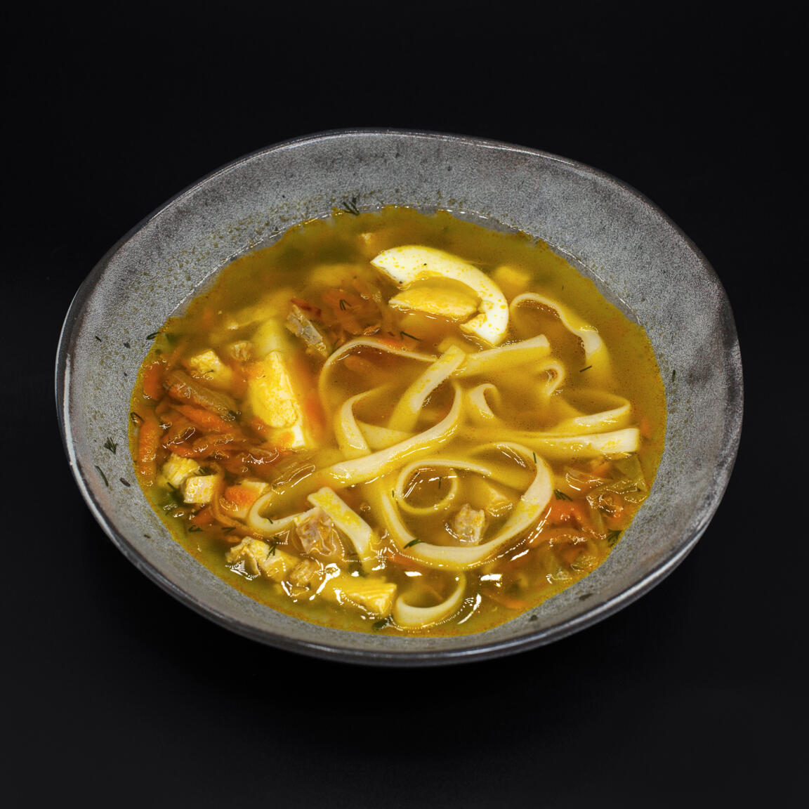 Куриный суп с лапшой и яйцом