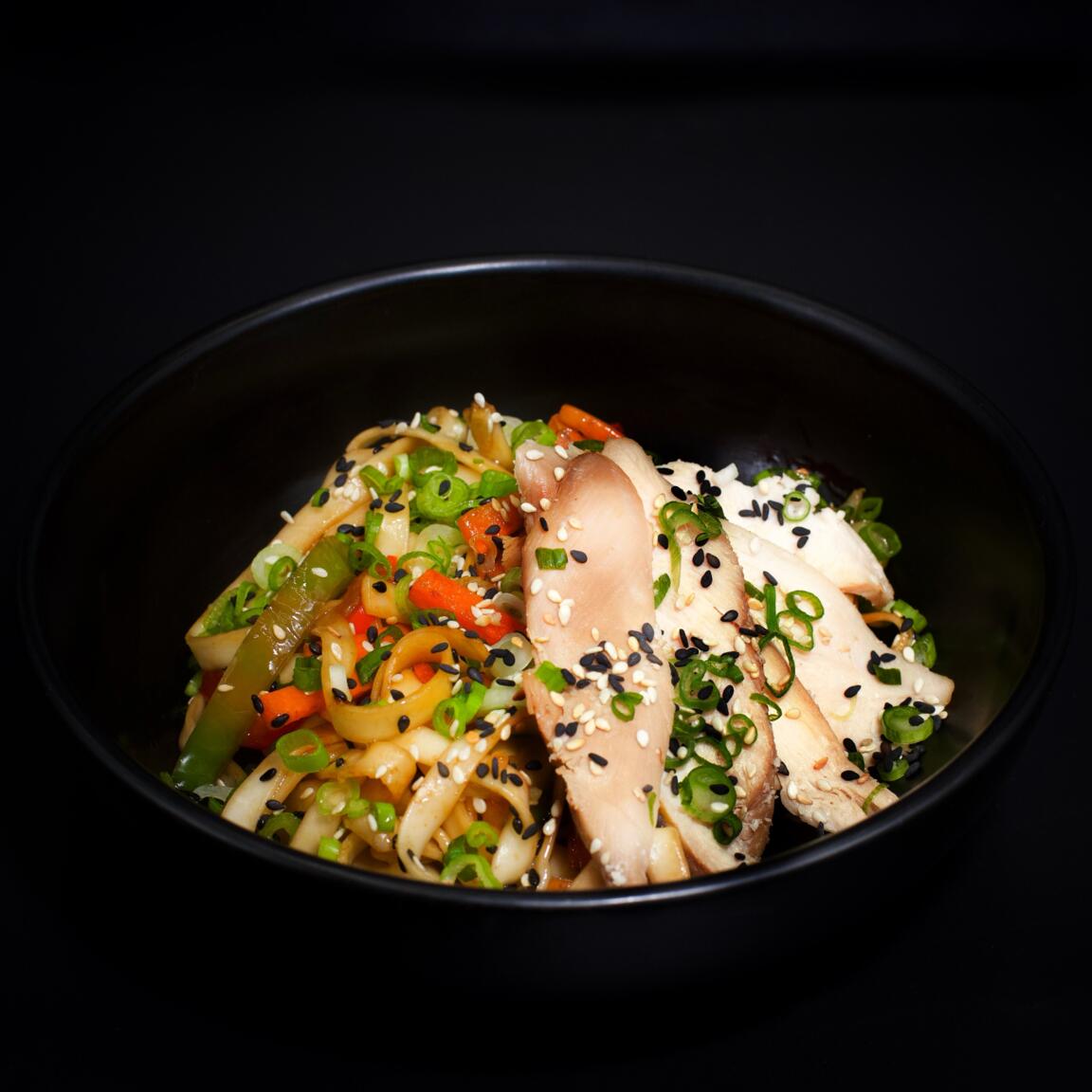 Удон с курицей в соусе терияки