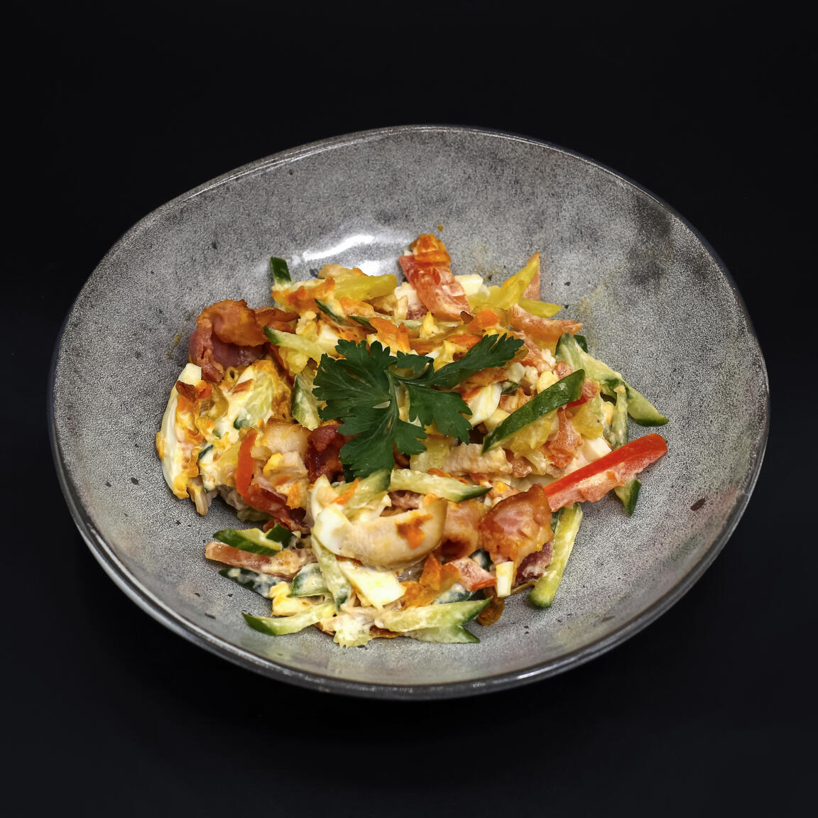 Салат с беконом и куриной грудкой