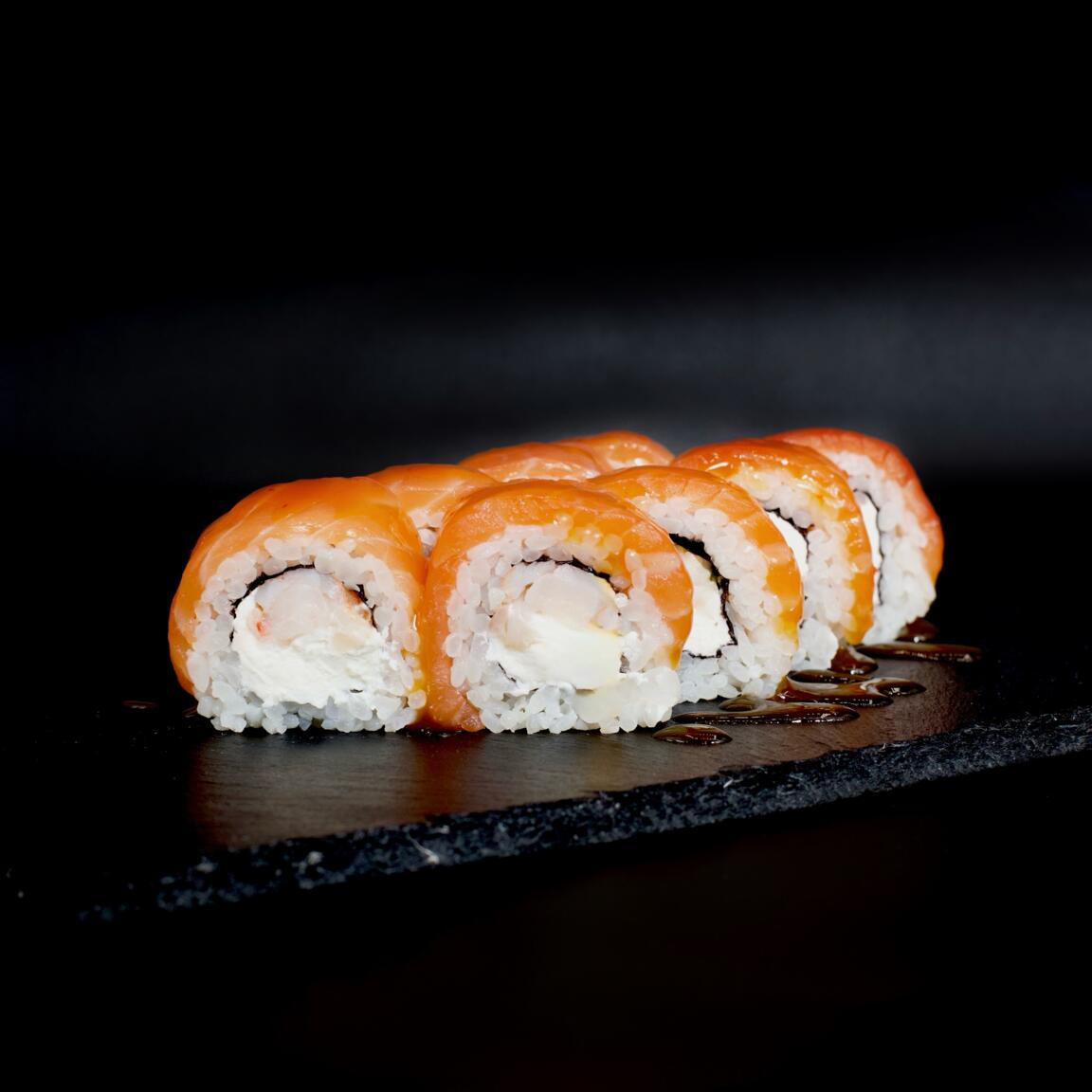 Ролл с креветкой и соусом из манго