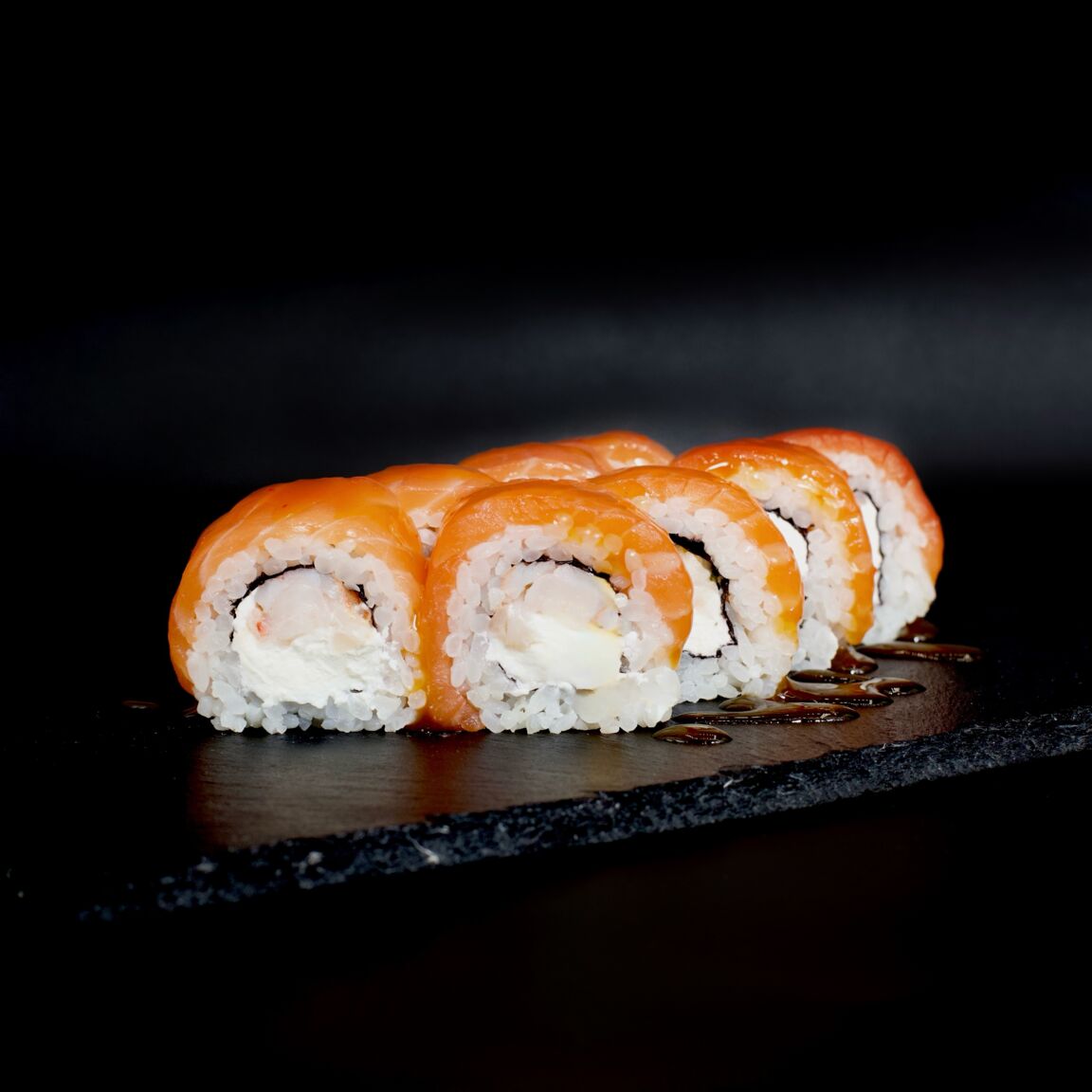 Ролл с креветкой и соусом из манго