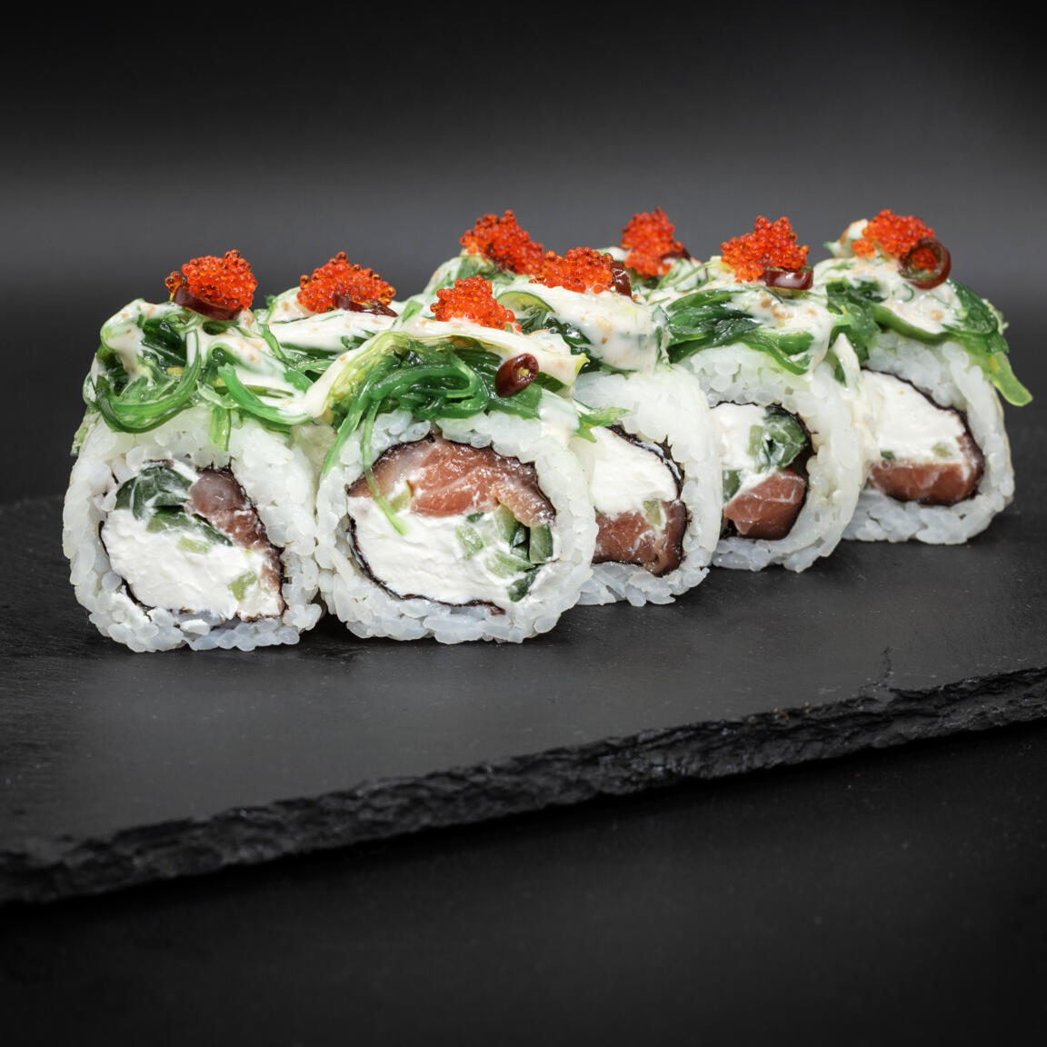 Ролл с лососем и Хияши Вакаме