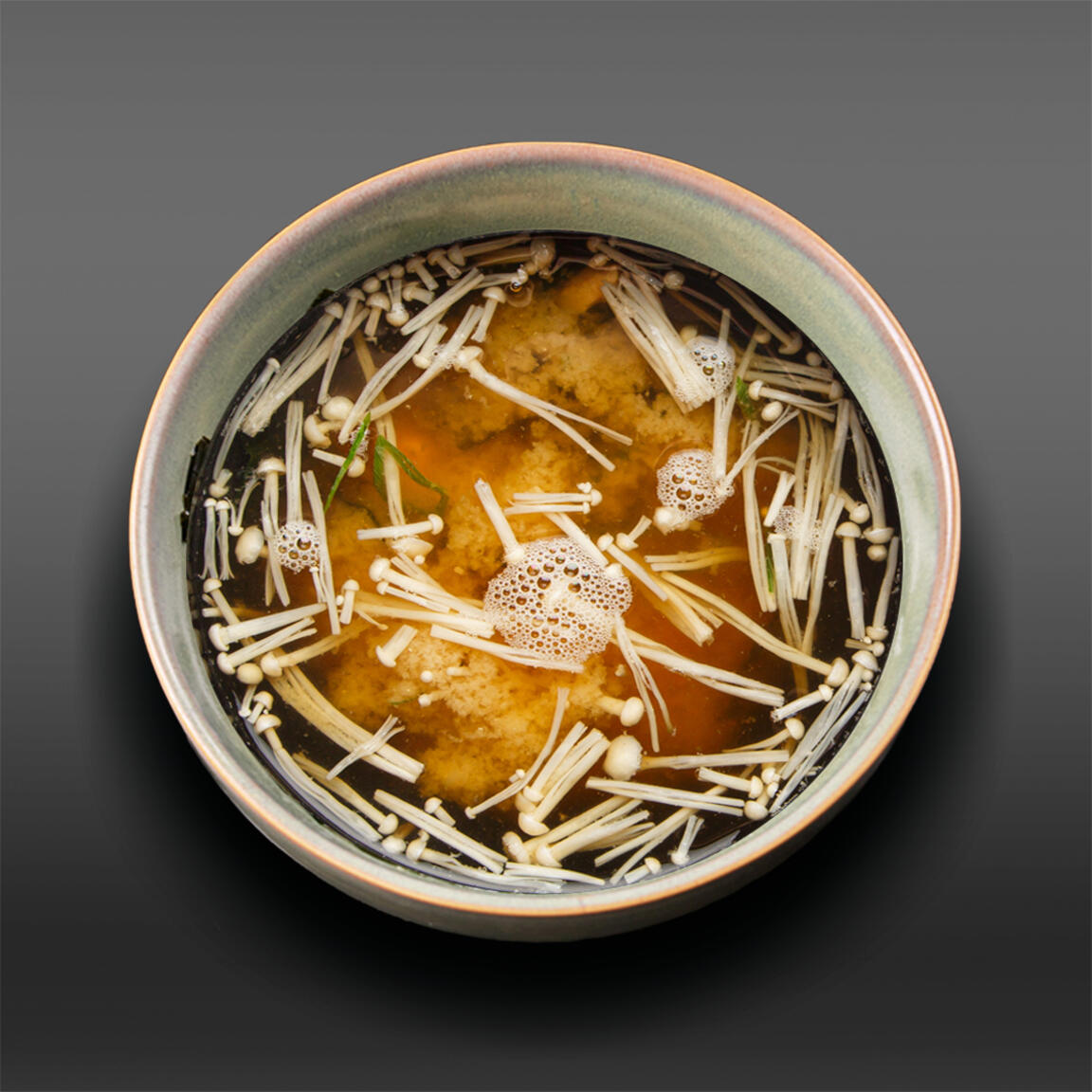 Мисо-суп с грибами и лососем