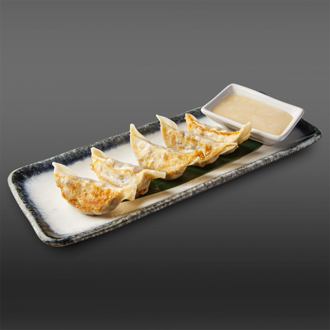 Гёдза с яблоком и сливочным соусом