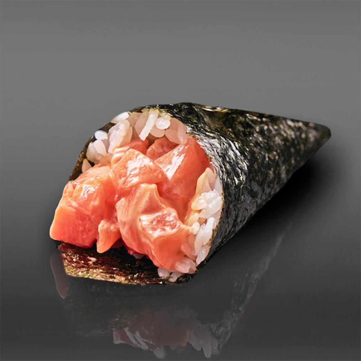 Хенд-ролл лосось спайси