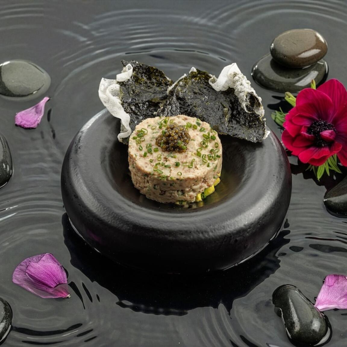 Тартар из лакедры с икрой осетра