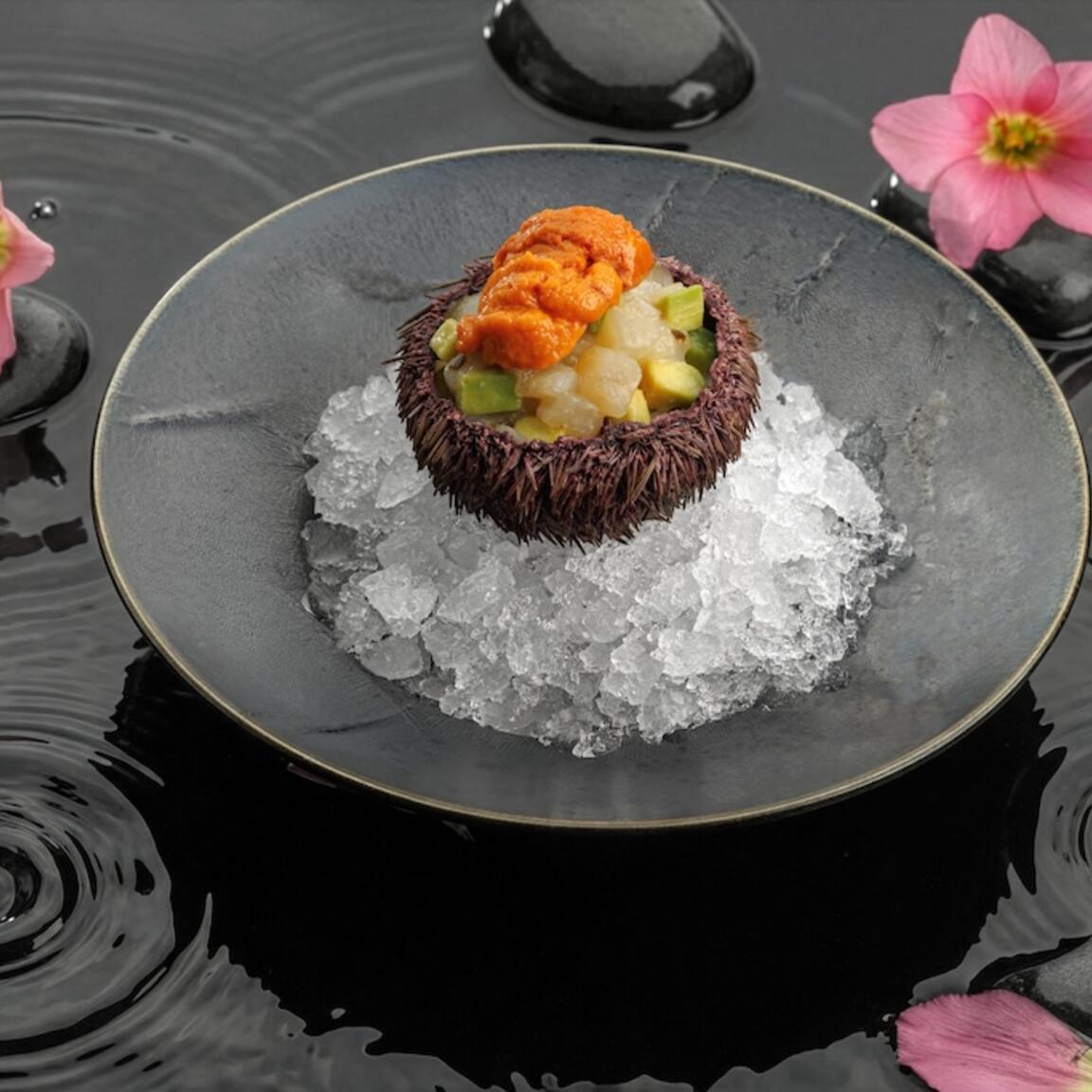 Тартар из гребешка с икрой морского ежа