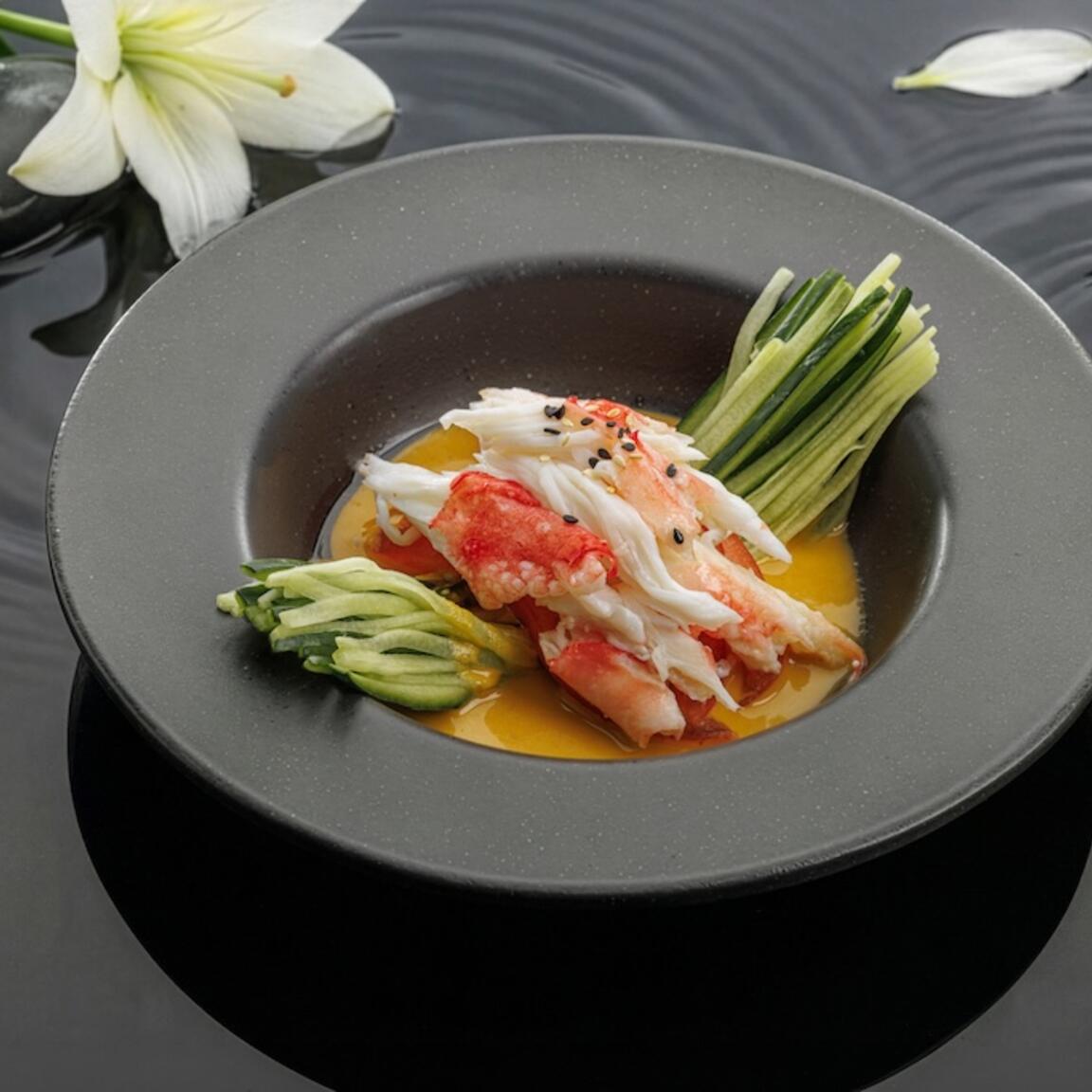 Салат с крабом и манго