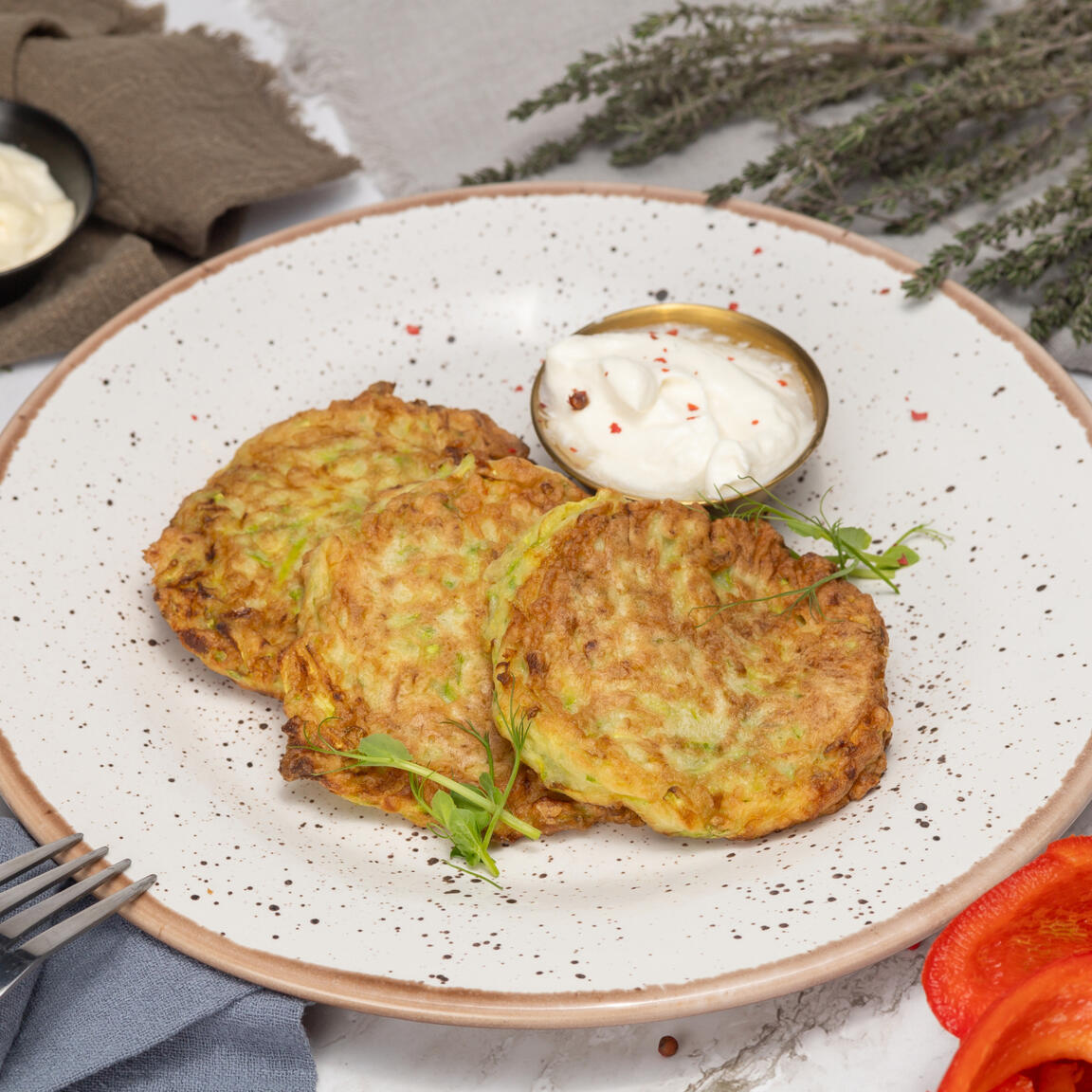 Оладьи из кабачка со сметаной