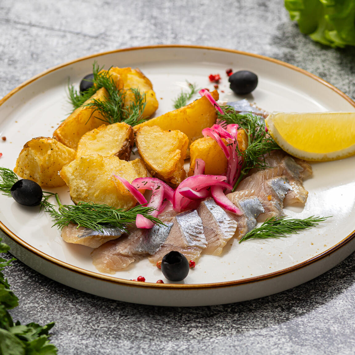 Сельдь с жареным картофелем