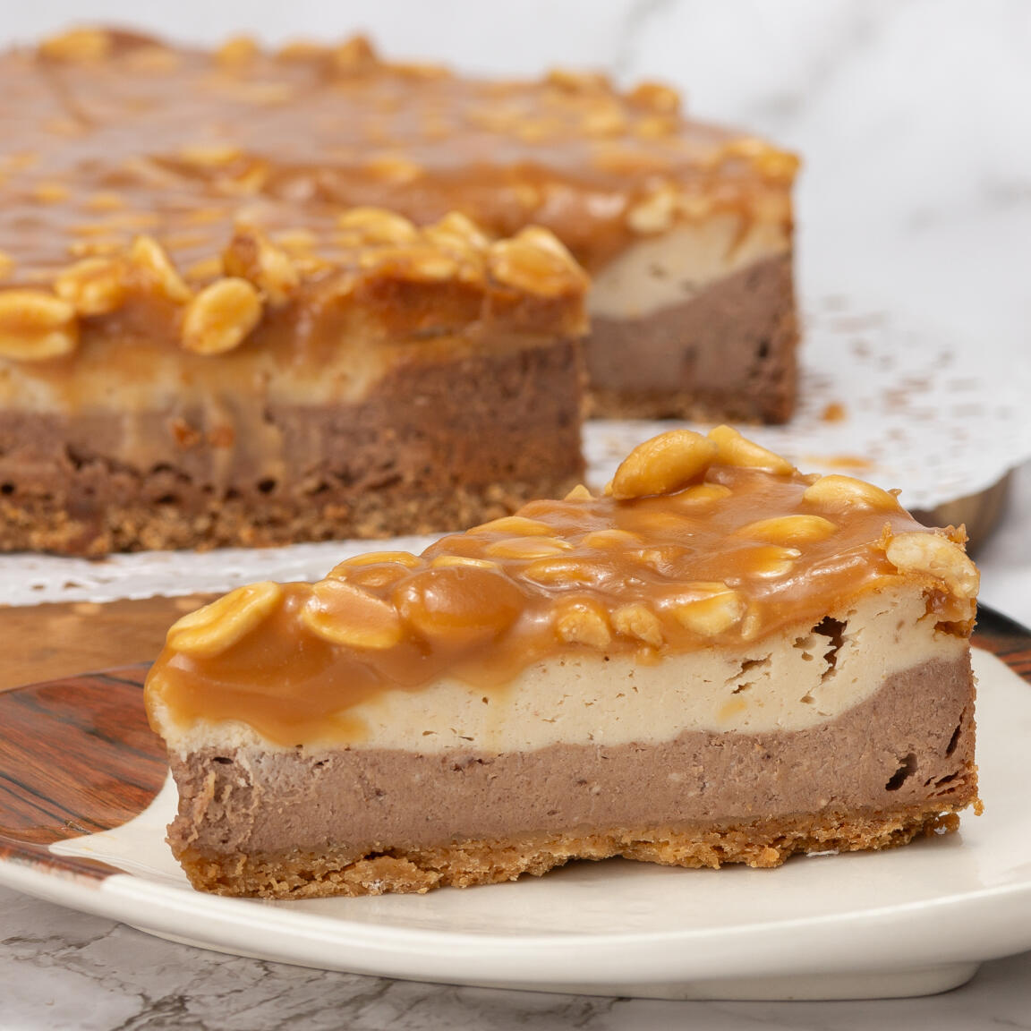 Чизкейк сникерс круг 750 гр (14 см)