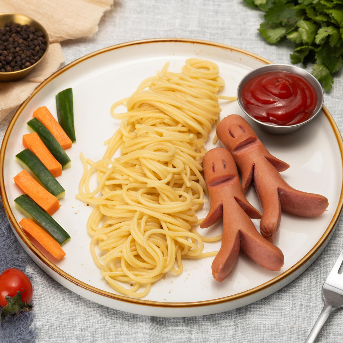 Сосиски детские с овощными палочками