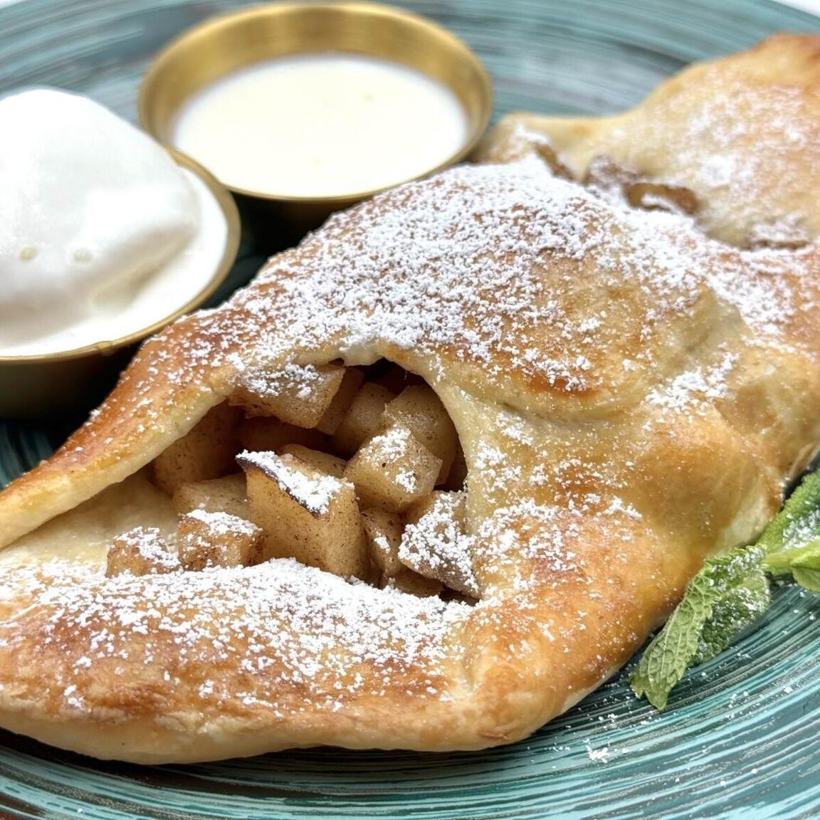 яблочный десерт с мороженым