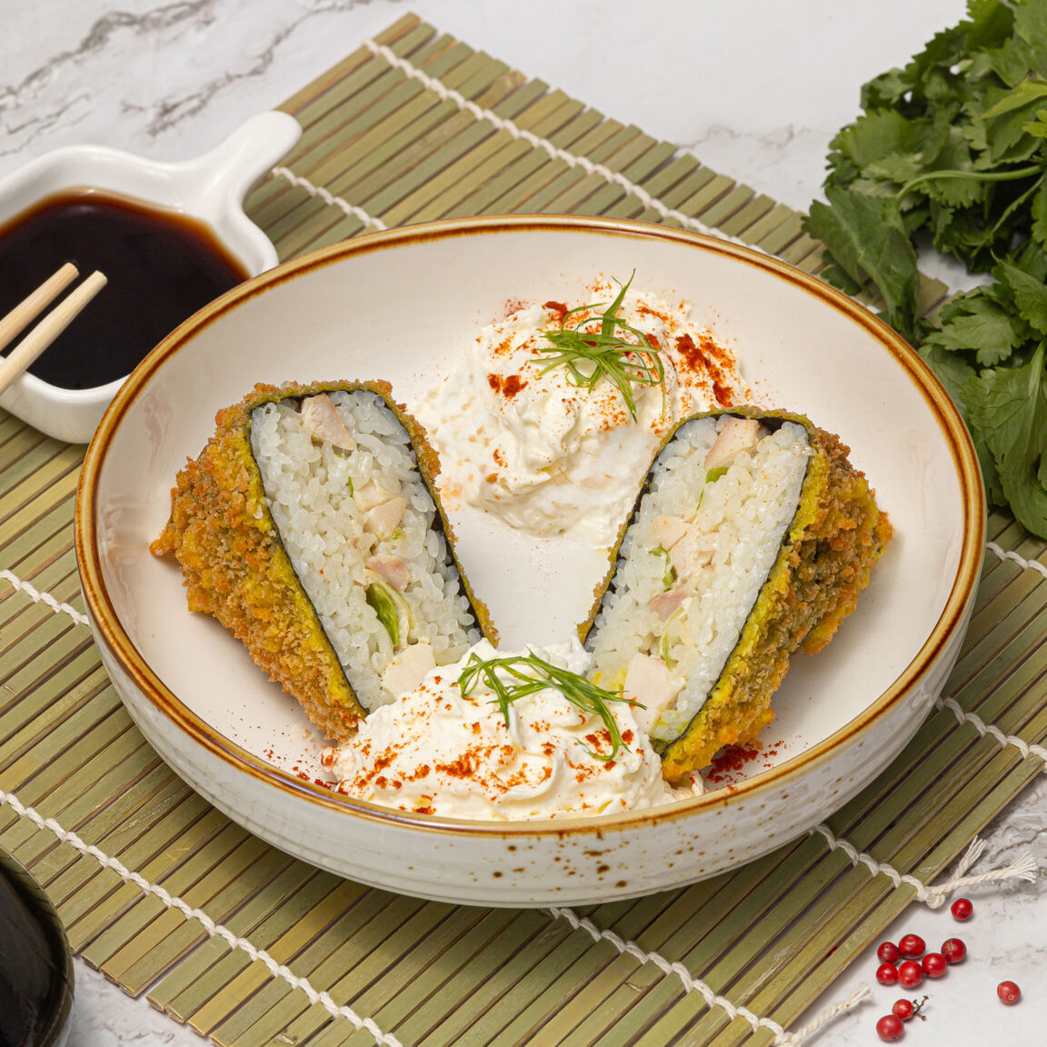 Онигири обжаренный с курицей "цезарь"