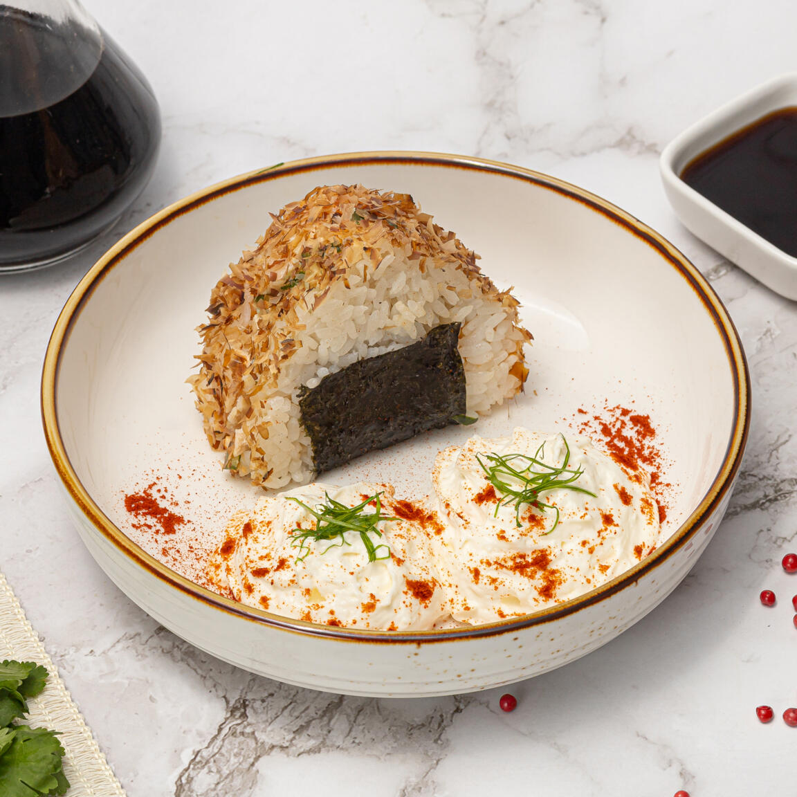 Онигири с курицей спайси