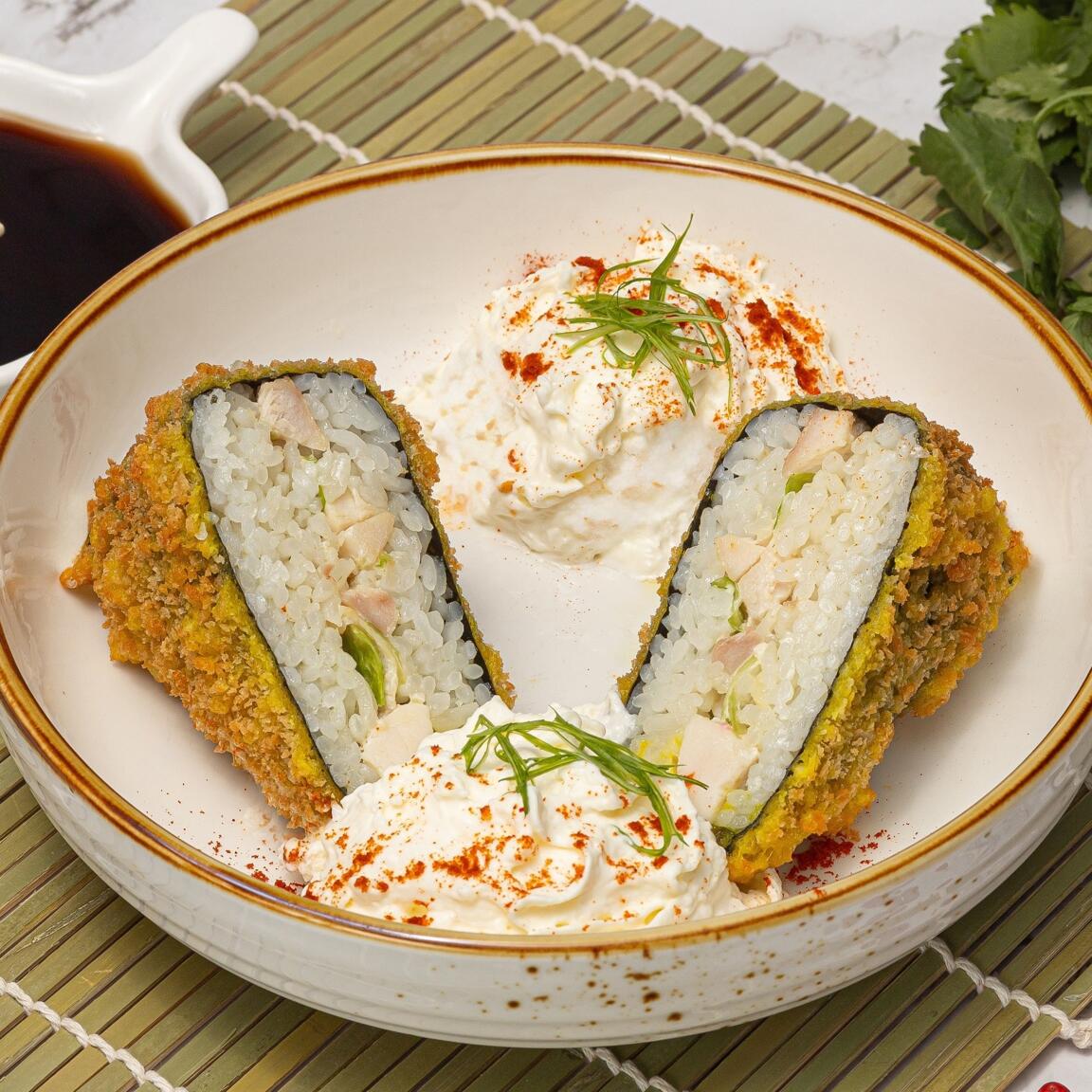 Онигири обжаренный с курицей Цезарь