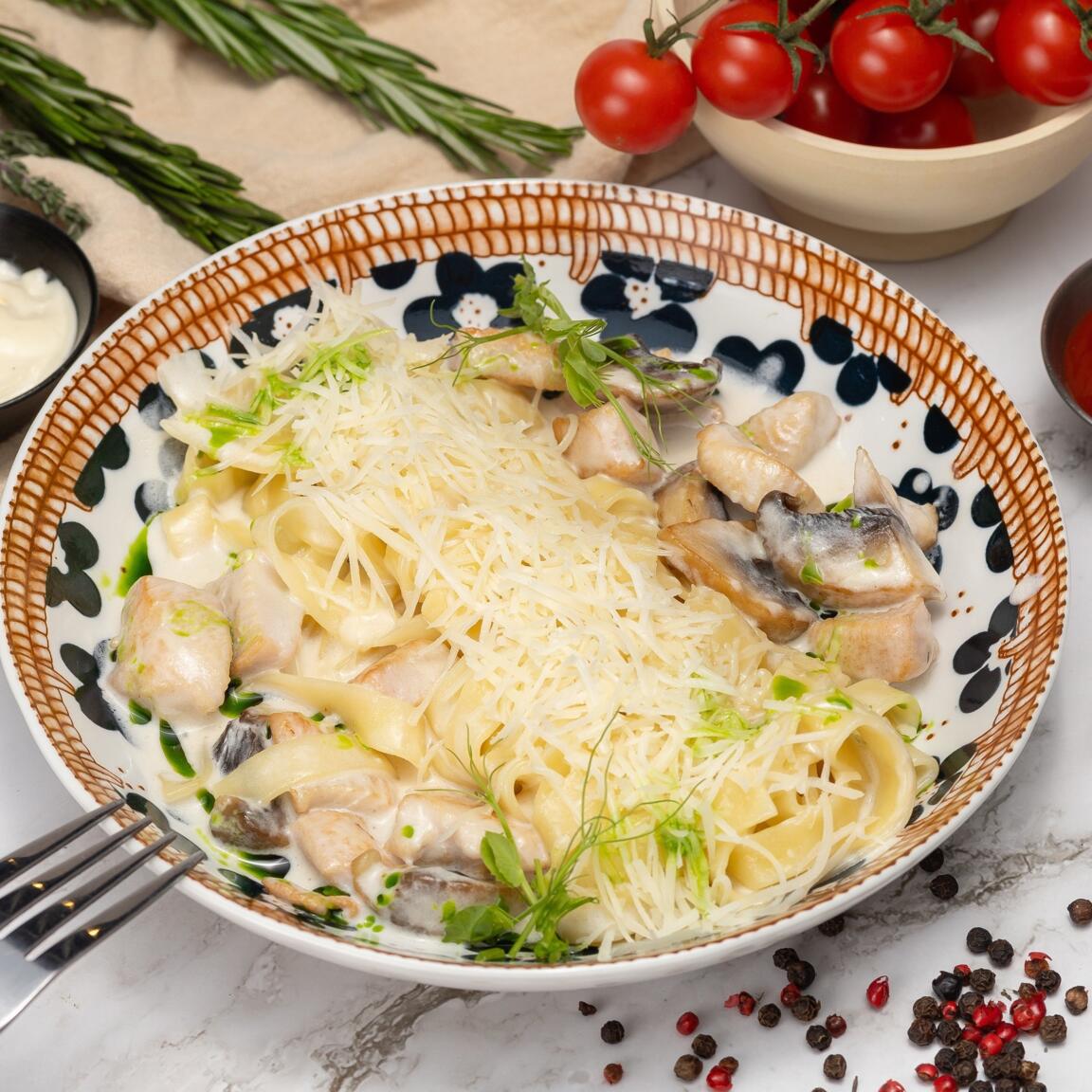 Фетучине с курой и грибами
