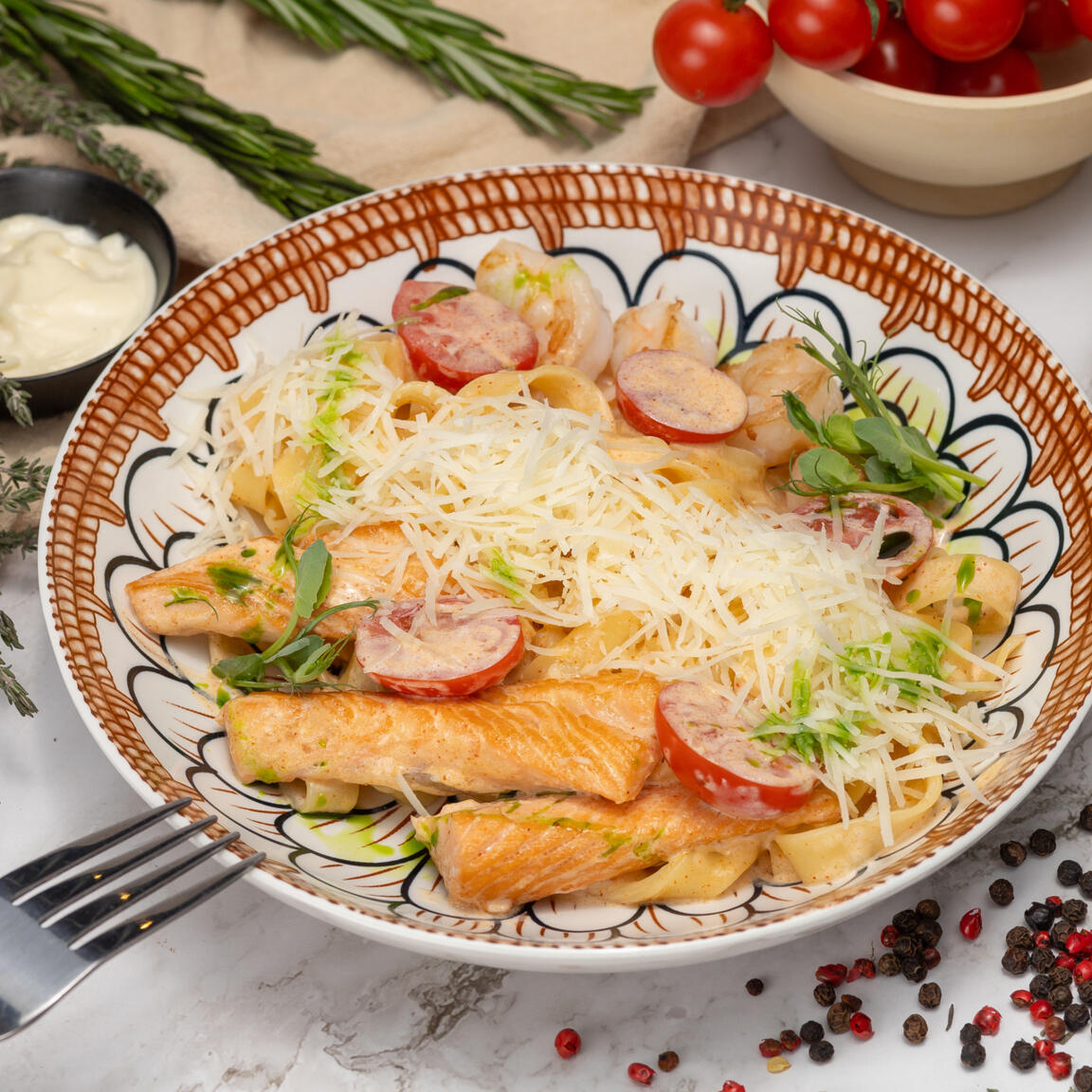 Паста с креветками или лососем