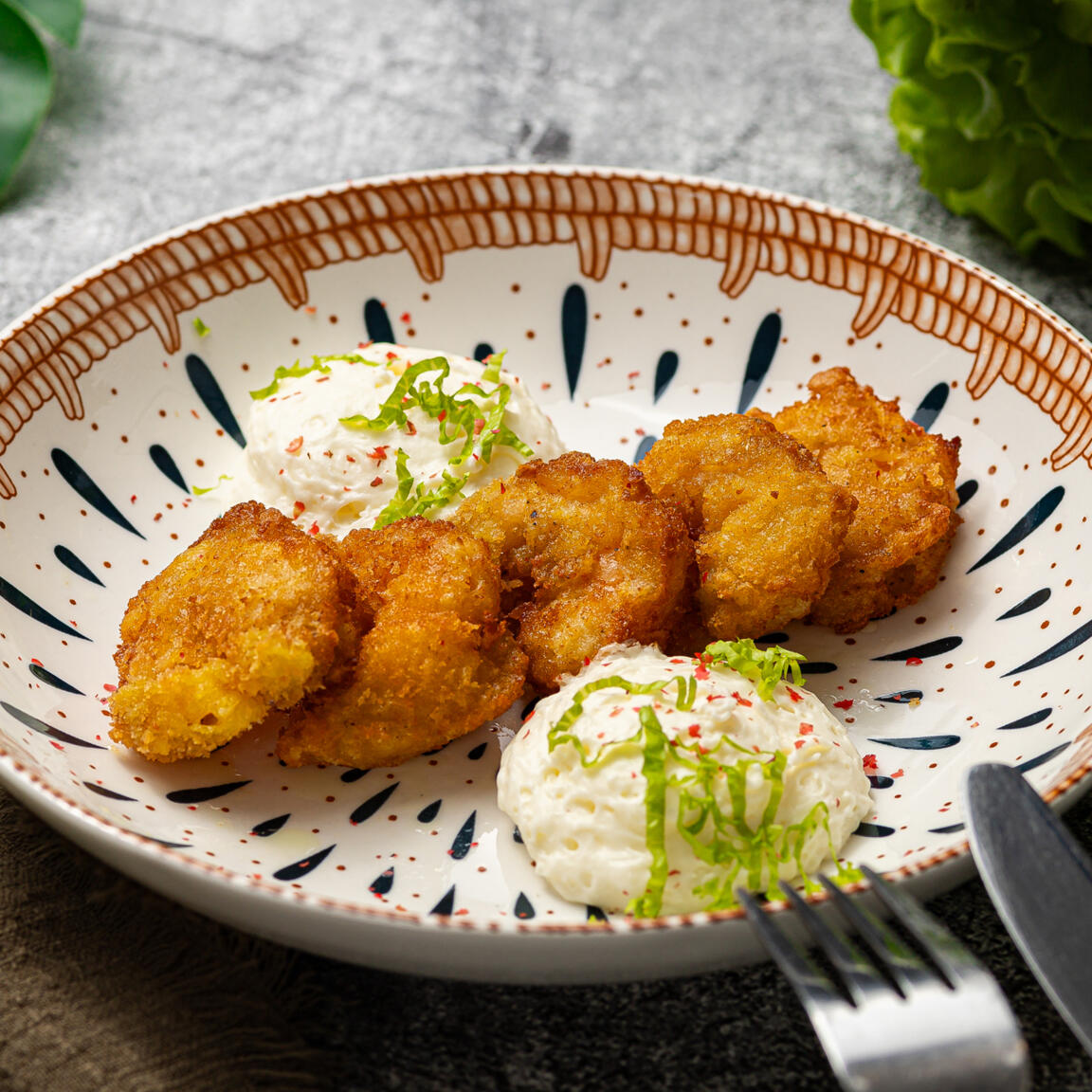 Креветки в панировке с соусом пармезан