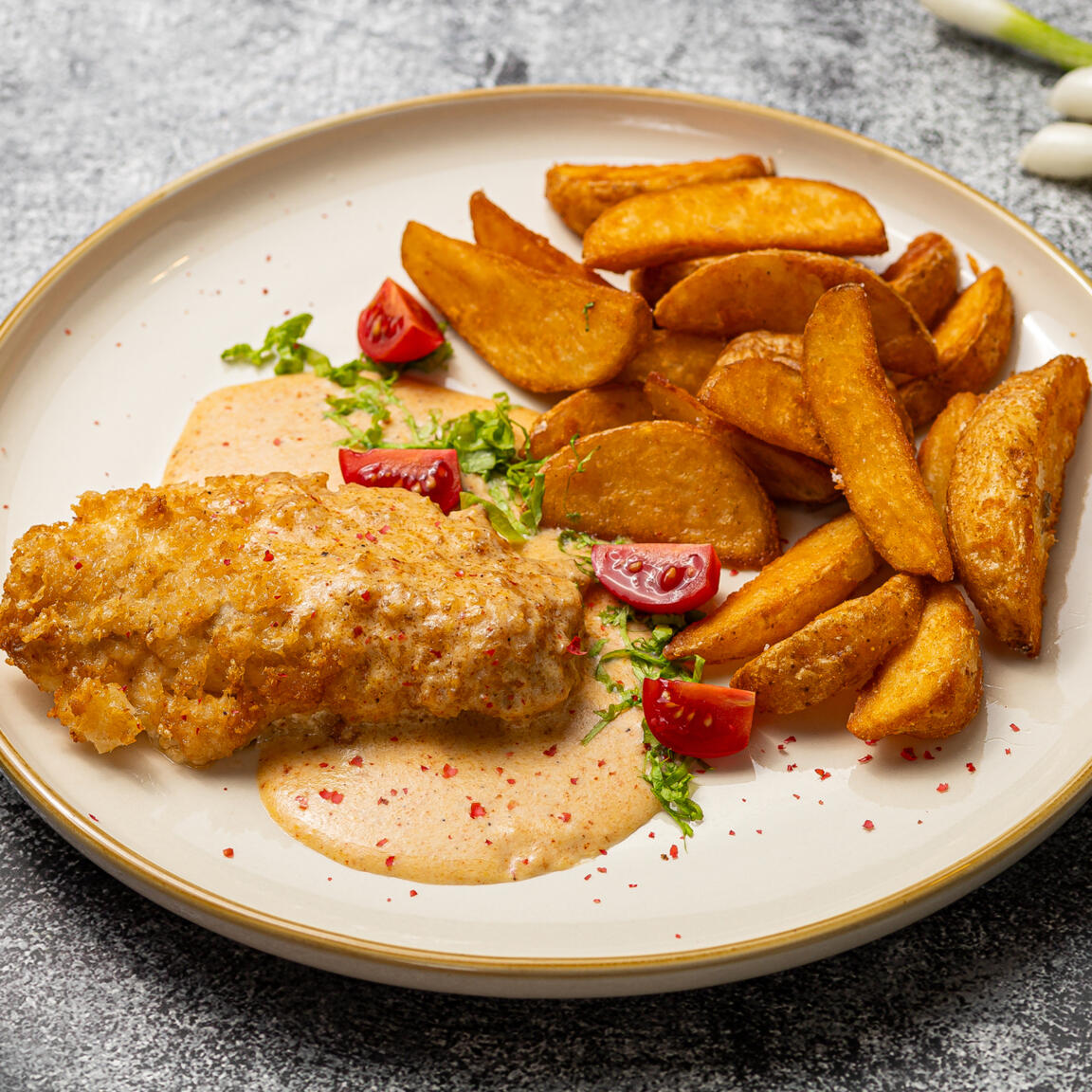 Треска в панировке в сливочно-кукурузном соусе с картофельными дольками