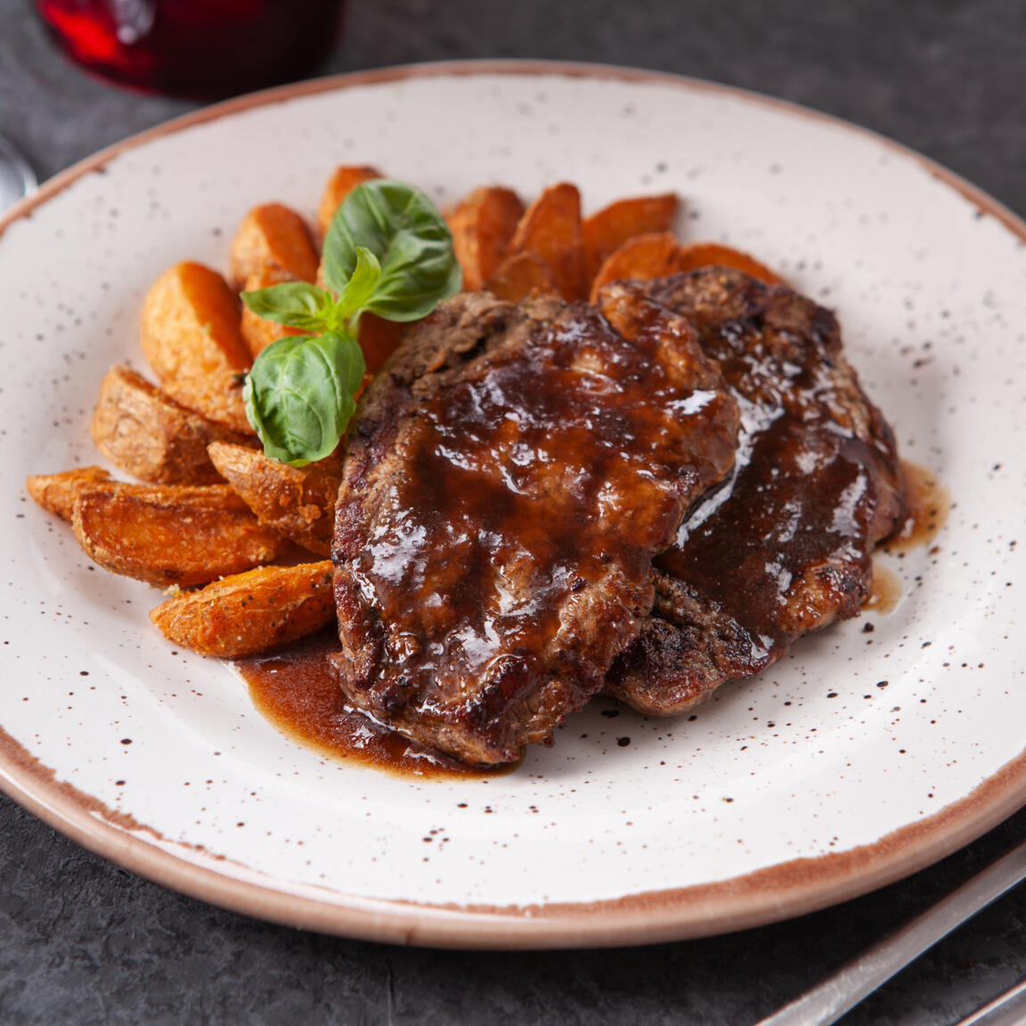 Медальоны из говядины в соусе деми глас (гарнир не входит)